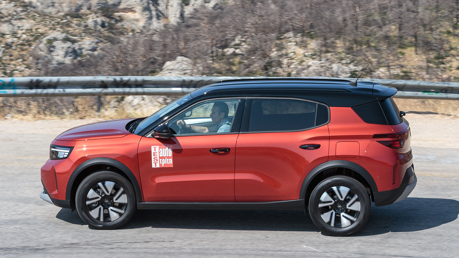 Η Opel ανακοινώνει πως το 0-100 χλμ. ώρα έρχεται σε 11 δλ. για το 48V hybrid και σε 12,1 για το ηλεκτρικό, το οποίο έχει και αρκετά μικρότερη τελική τ