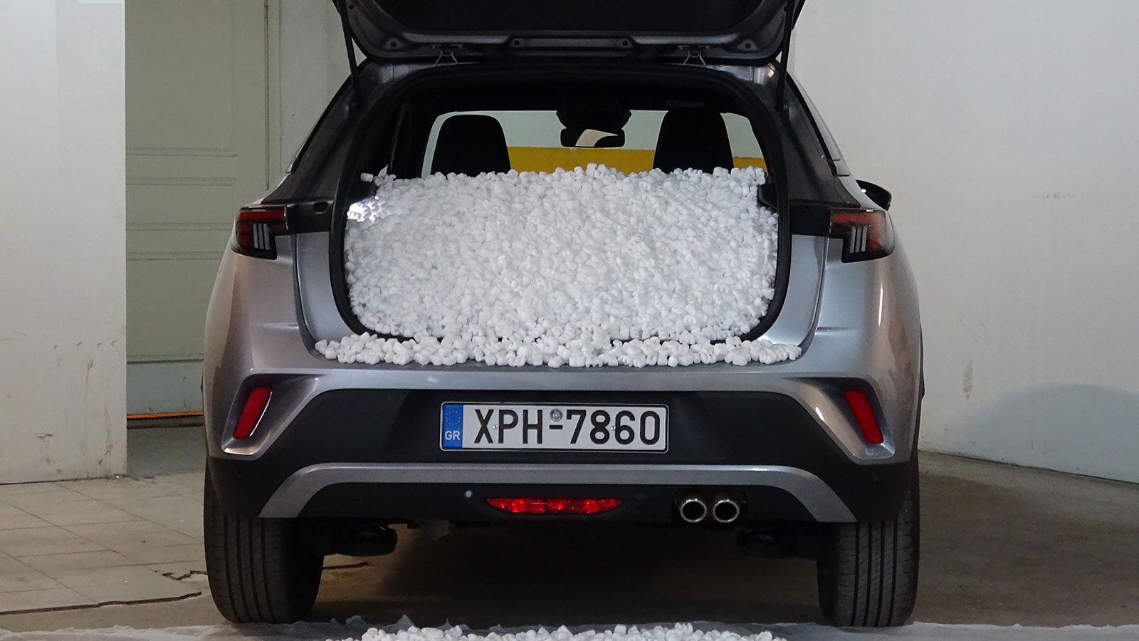 Στη Opel Mokka χώρεσαν 37 εκατοστά από το ειδικό υλικό που χρησιμοποιούμε, άρα η πραγματική χωρητικότητα του πορτ-μπαγκάζ μετρήθηκε στα 298 λίτρα. Δηλ