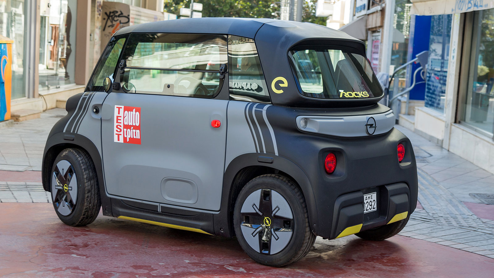 Για τη φόρτισή του, το Opel Rocks-e χρειάζεται μια απλή πρίζα σούκο, μέσω της οποίας μια ολοκληρωμένη φόρτιση διαρκεί 4 ώρες και 20 λεπτά που αρκούν γ