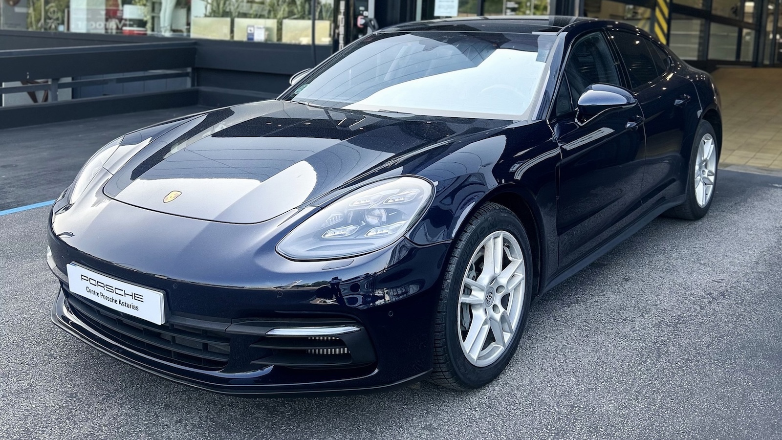 Η συγκεκριμένη Panamera εξοπλίζεται με τον V8 4.0 λίτρων κινητήρα απόδοσης 422 ίππων και 850 Nm ροπής
