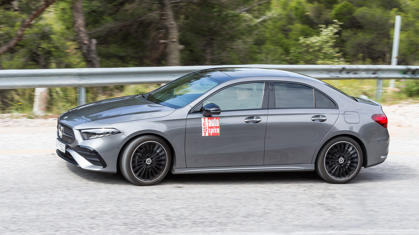 Οδηγώντας την A-Class sedan η άνεση είναι υψηλού επιπέδου και το τιμόνι εύκολο εντός πόλης, ενώ μόλις ο ρυθμός ανέβει λίγο αποδεικνύεται και πολύ αξιό