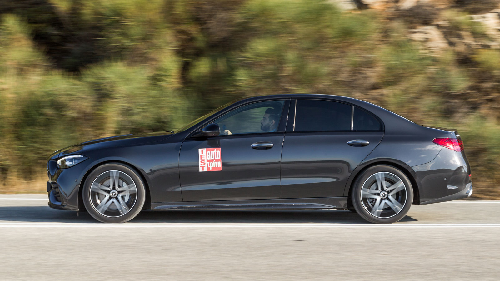 Η θέση οδήγησης με την πισωκίνητη C 180 είναι ραμμένη στα μέτρα σου και είτε κινείσαι σε στροφές, είτε σε ευθείες εντυπωσιάζεσαι σε κάθε χιλιόμετρο πο