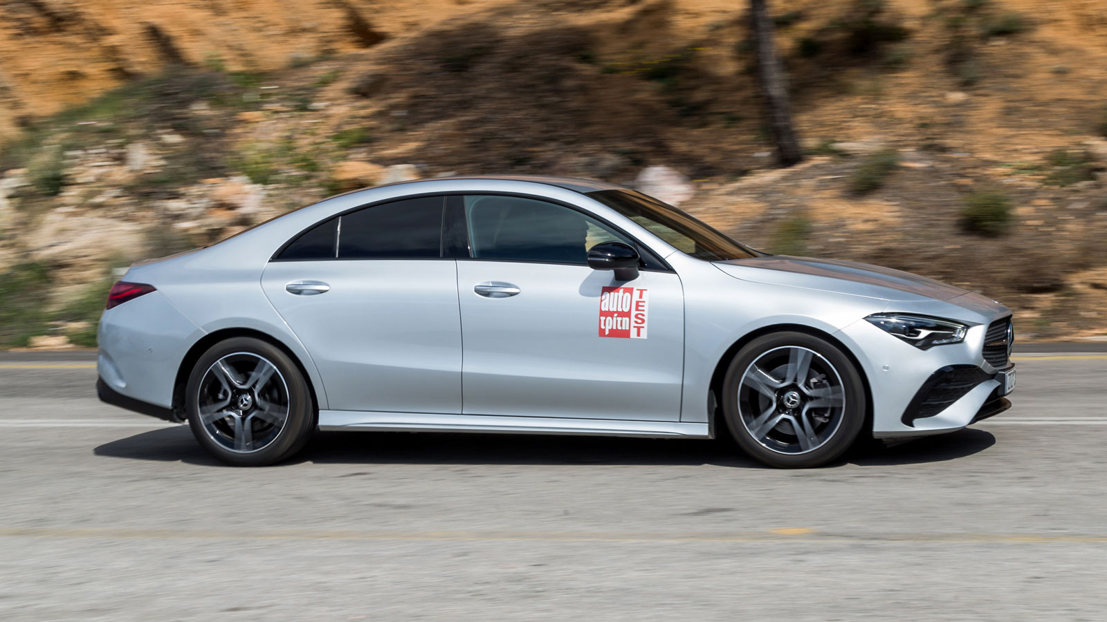 Η σφιχτή ανάρτηση της Mercedes CLA περιορίζει την άνεση ιδιαίτερα σε έντονες και διαδοχικές ανωμαλίες, διαμορφώνει ωστόσο ένα πιο οδηγοκεντρικό και ευ