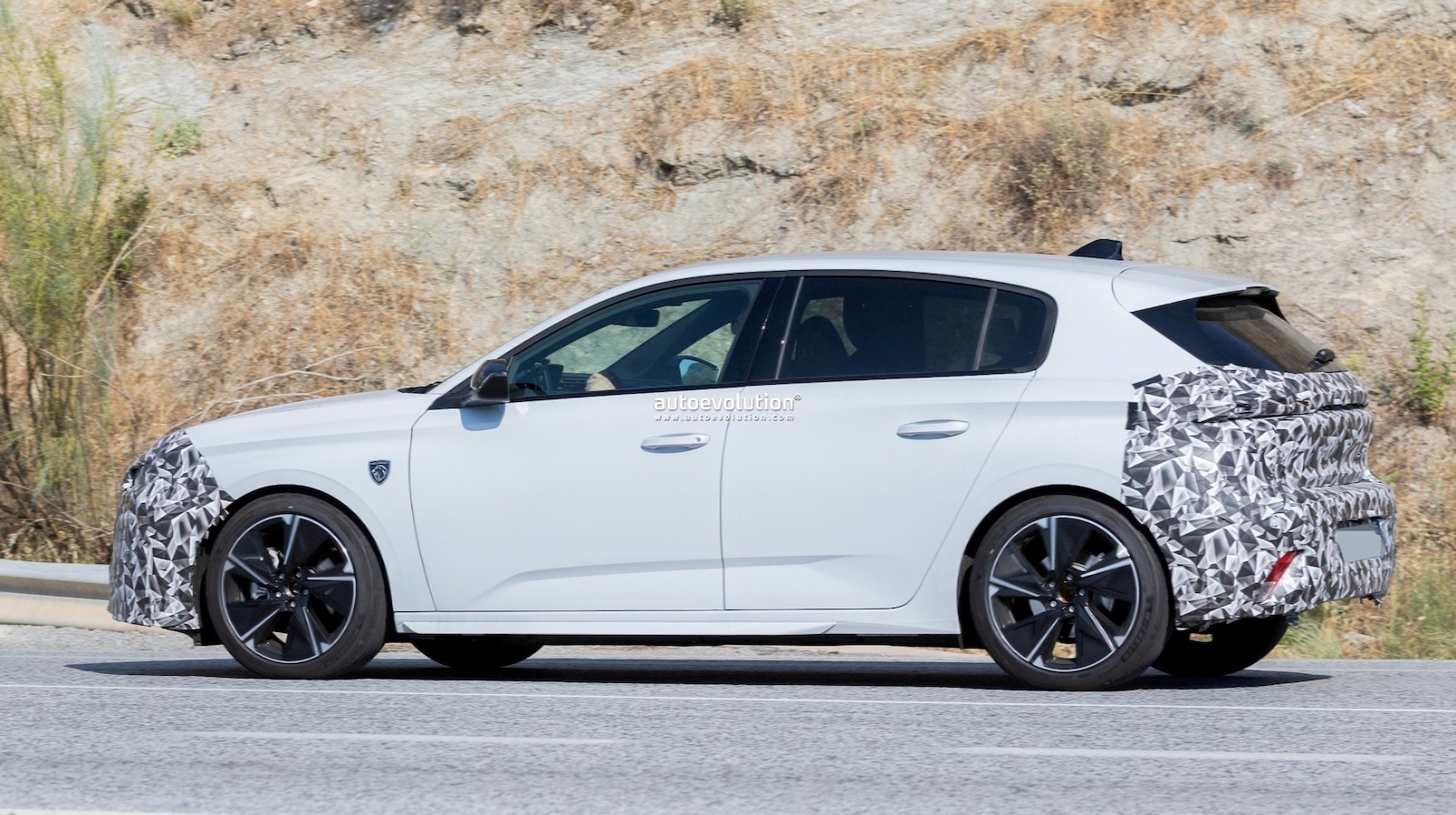 Ανανεωμένο Peugeot 308: Νέες κατασκοπευτικές φωτογραφίες και οι πρώτες πληροφορίες