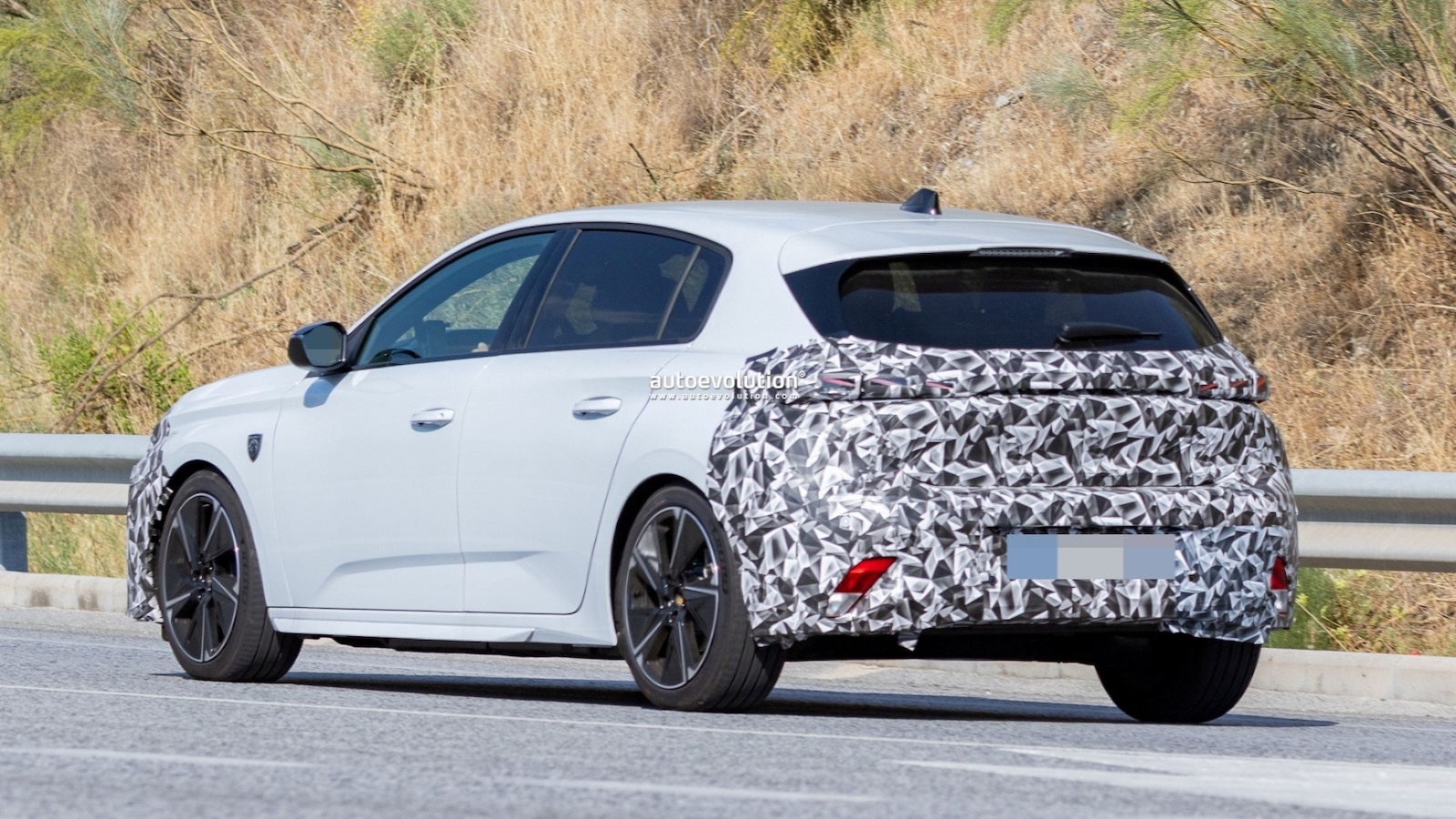 Ανανεωμένο Peugeot 308: Νέες κατασκοπευτικές φωτογραφίες και οι πρώτες πληροφορίες