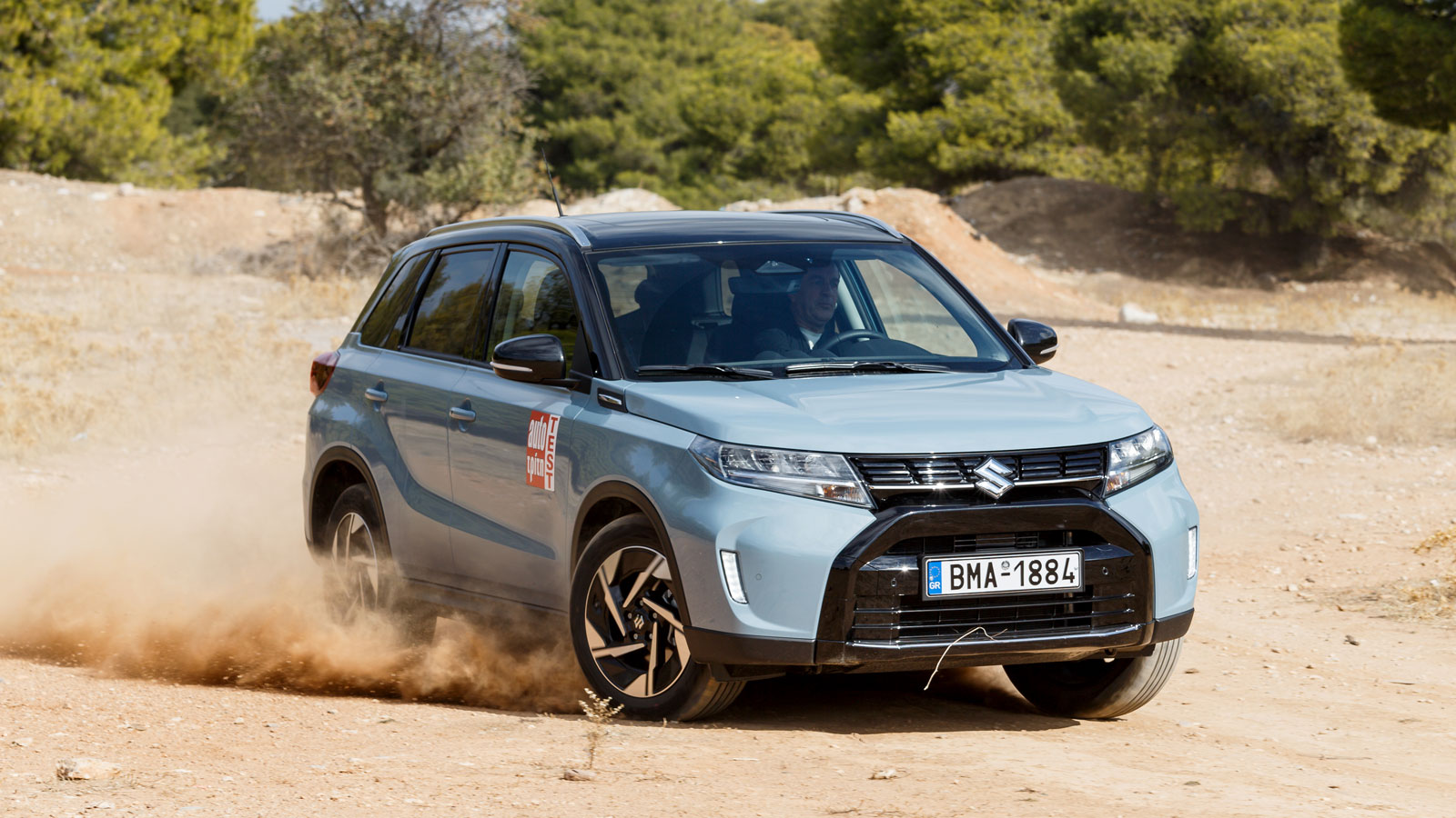 Τα περιθώρια πρόσφυσης του Suzuki Vitara είναι καλά, οι αντιδράσεις προβλέψιμες, η μαλακή ανάρτηση κάνει τη δουλειά της απέναντι στις ανωμαλίες του δρ
