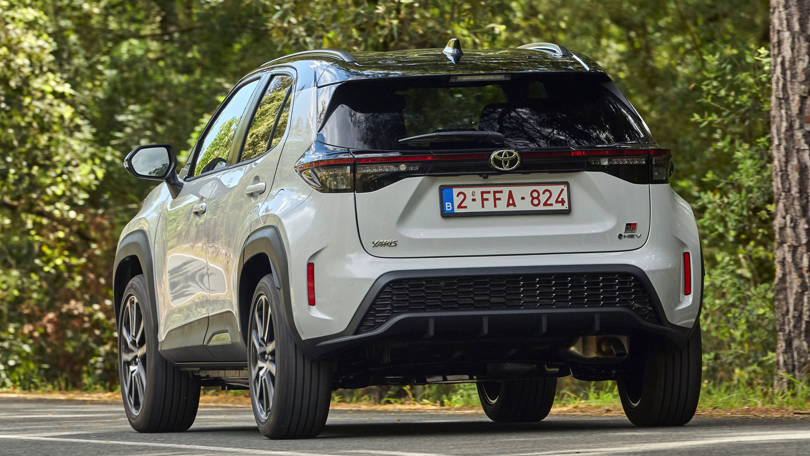Στο δρόμο, το Toyota Yaris Cross ίναι ψηλό και βλέπεις πανοραμικά στις διασταυρώσεις (αν και το τιμόνι θα πέσει χαμηλά για τους άνω του 1,80 μ.), είνα