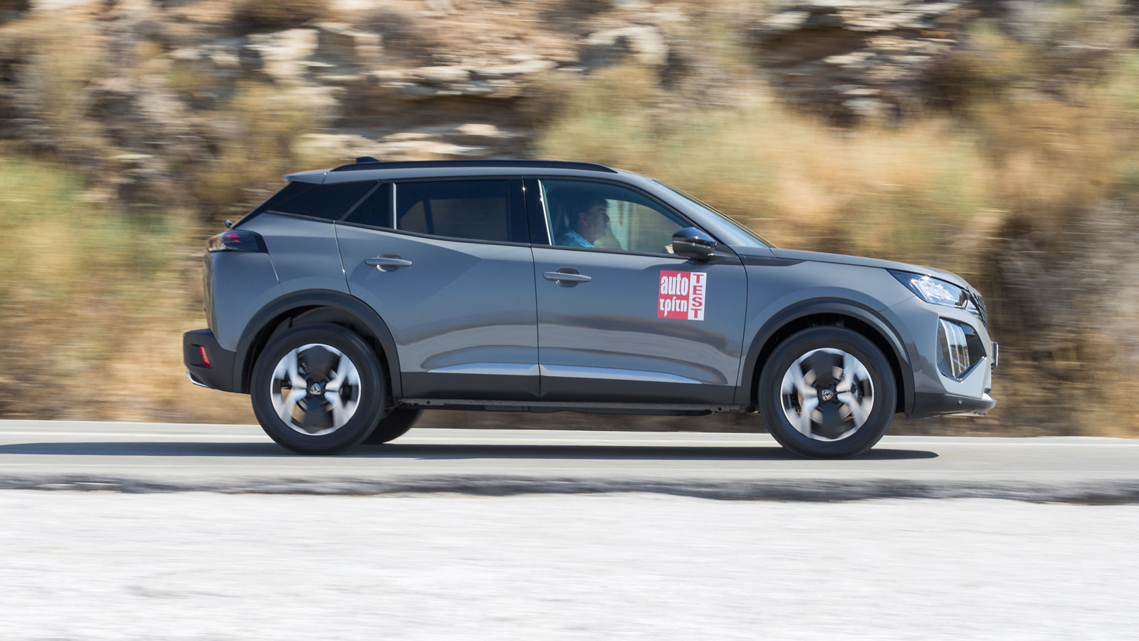 Στο Peugeot 2008 Hybrid ένας ηλεκτροκινητήρας 21 kW έχει τοποθετηθεί μέσα στο αυτόματο κιβώτιο 6 σχέσεων και είναι αυτός που κινεί το αμάξωμα, αμιγώς 