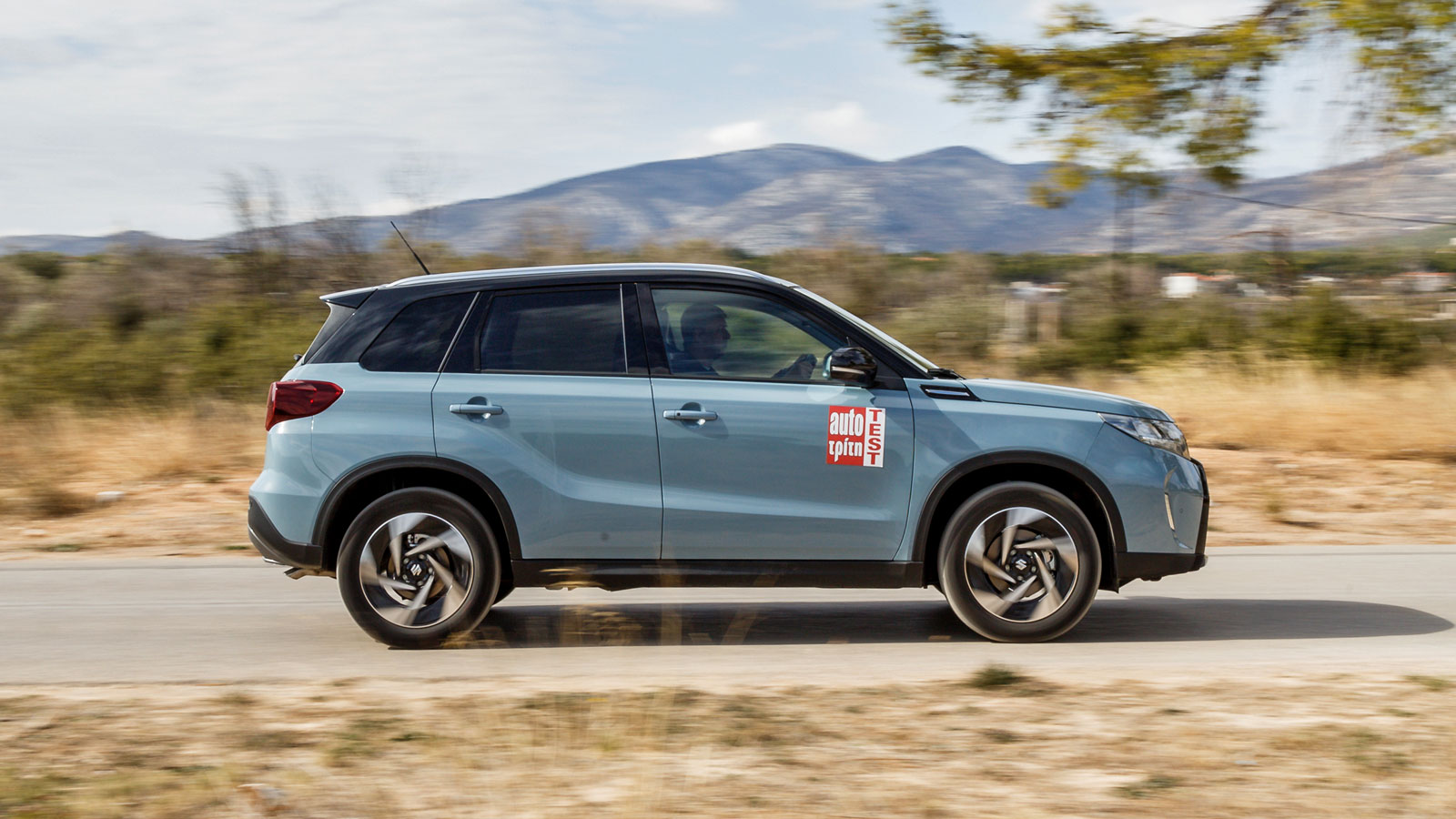 Το Suzuki Vitara προσφέρεται με κινητήρες ήπια υβριδικής (χειροκίνητο 129 PS) και full υβριδικής (116 PS) ίππων, με κίνηση στους εμπρός αλλά και τους 