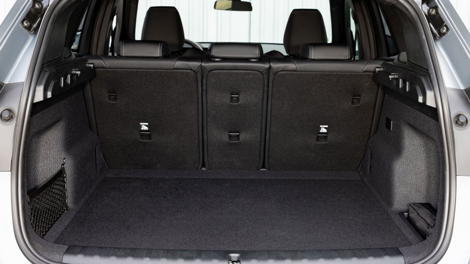 Με 495 λίτρα χώρο αποσκευών, η Plug-in υβριδική BMW X1 έχει συγκριτικό πλεονέκτημα απέναντι στα άλλα δύο μοντέλα.