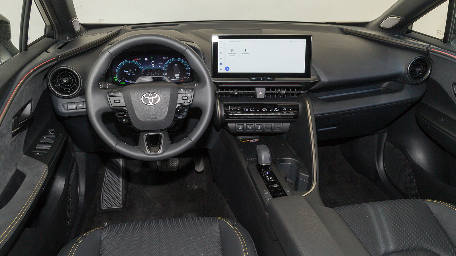 Η νέα γενιά του Toyota C-HR έχει ανέβει επίπεδα ως προς την ποιότητα των υλικών, με την μεγάλη οθόνη των 12,3 ιντσών να προστίθεται σε 2ο εξοπλιστικό 