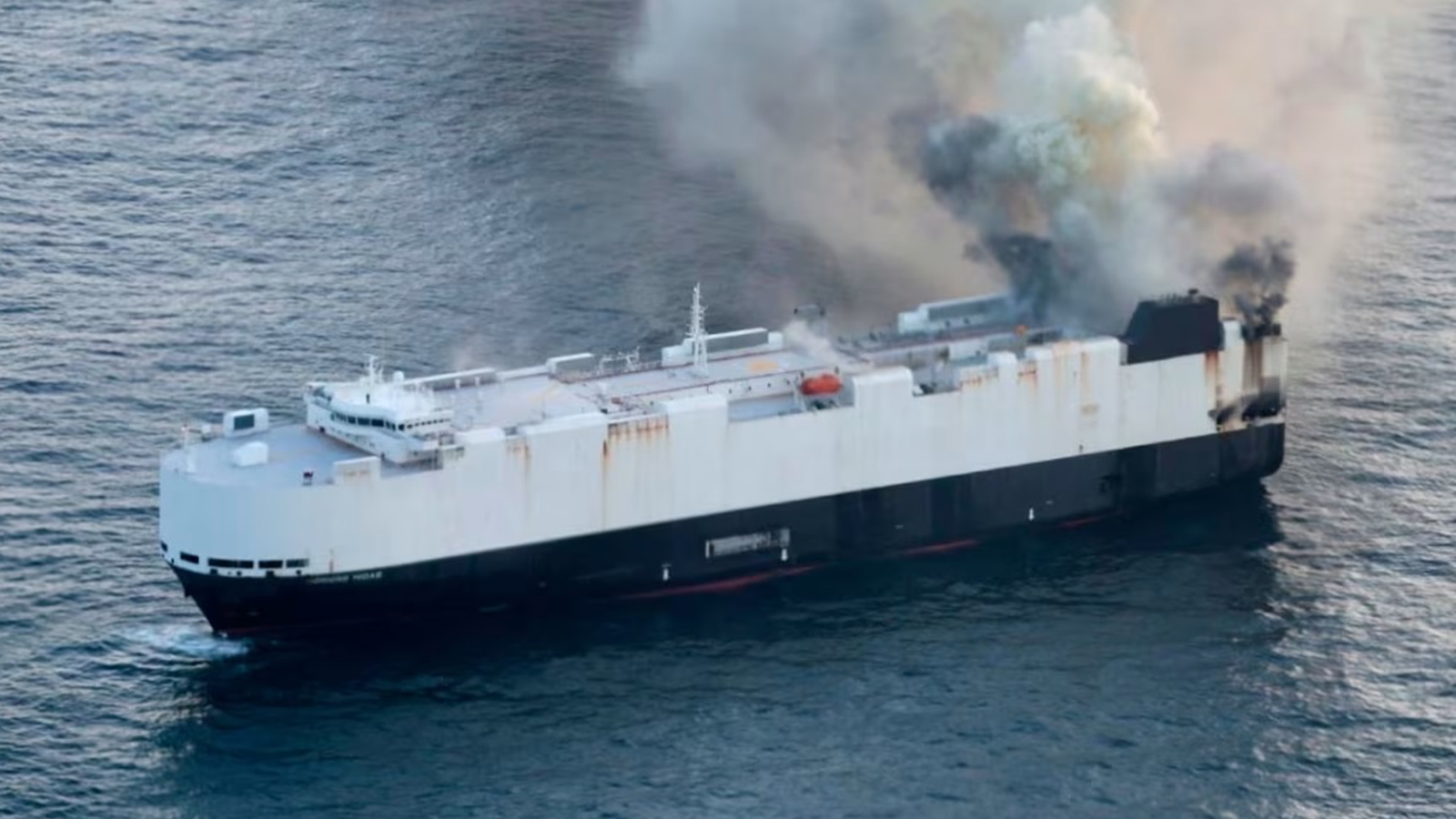 Βυθίστηκε το πλοίο που μετέφερε 3.000 αυτοκίνητα