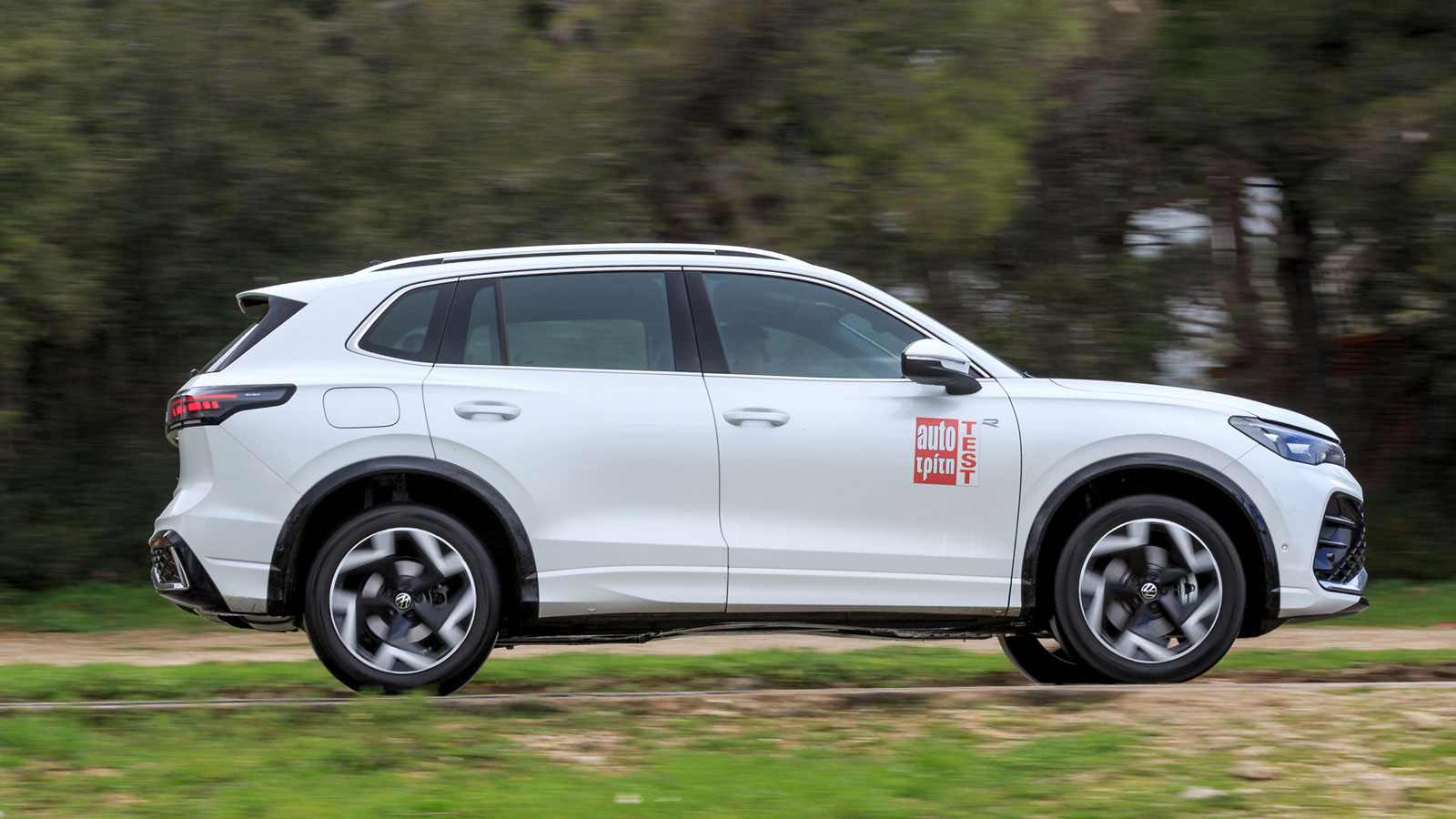 Αν αδειάσει η μπαταρία, το Tiguan λειτουργώντας σαν full υβριδικό δε θα χρειαστεί πάνω από 6,0 λτ./100 χλμ. (μέση τιμή), ενώ με επιλεγμένο το Eco πρόγ