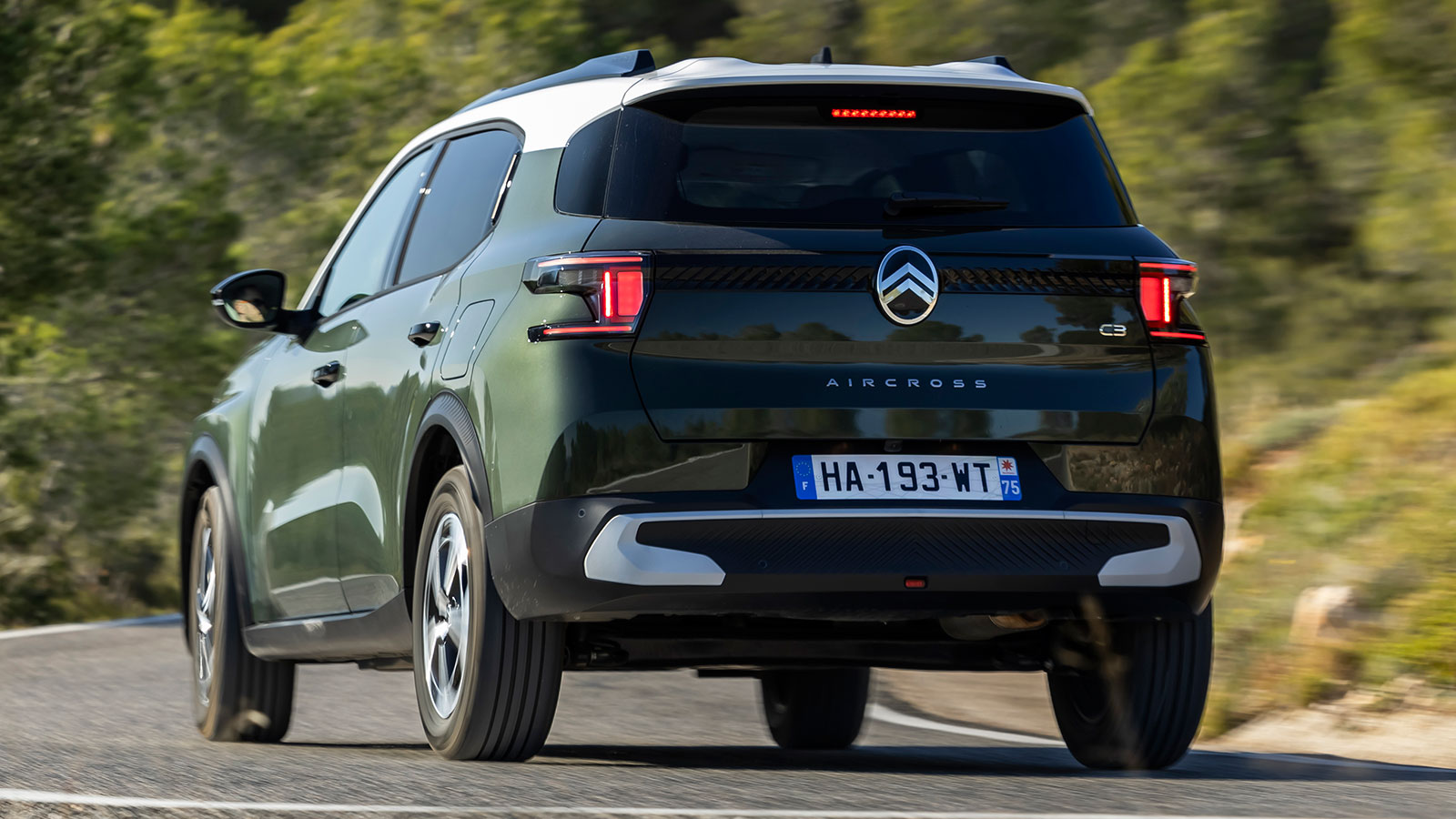 To Citroen C3 Aircross είναι διαθέσιμο σε 3 εξοπλιστικές εκδόσεις που αμφότερες συνδυάζονται είτε με τον βενζινοκινητήρα των 100 ίππων, είτε με το ήπι