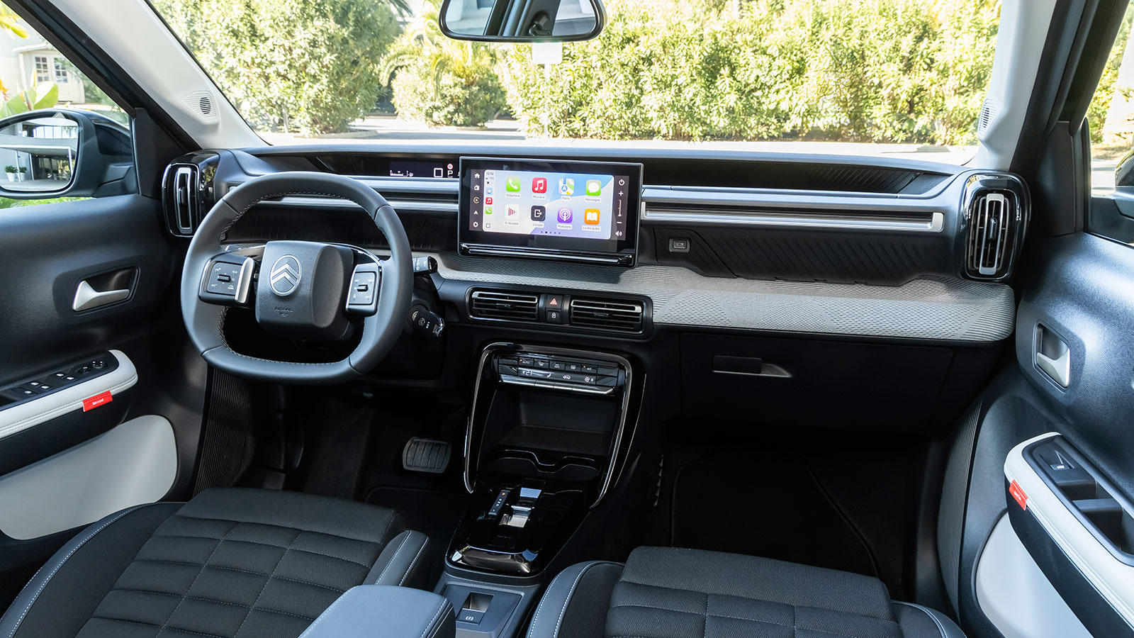 Το εσωτερικό του Citroen C3 Aircross ακολουθεί τη σχεδιαστική φιλοσοφία C-Zen Lounge της Citroen, προσανατολισμένη στην άνεση και τη λειτουργικότητα. 