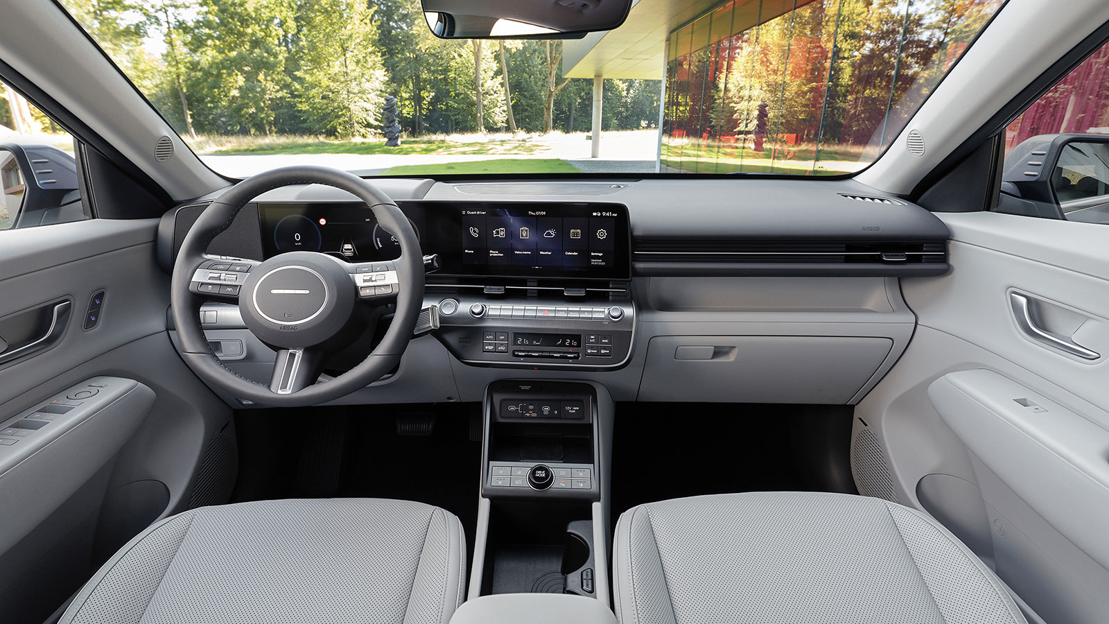 Το εσωτερικό του Hyundai Kona ανεξάρτητα από την έκδοση είναι σύγχρονο και πρακτικό ενώ προβάλλει και καλή ποιότητα κατασκευής παρά τα σκληρά υλικά.