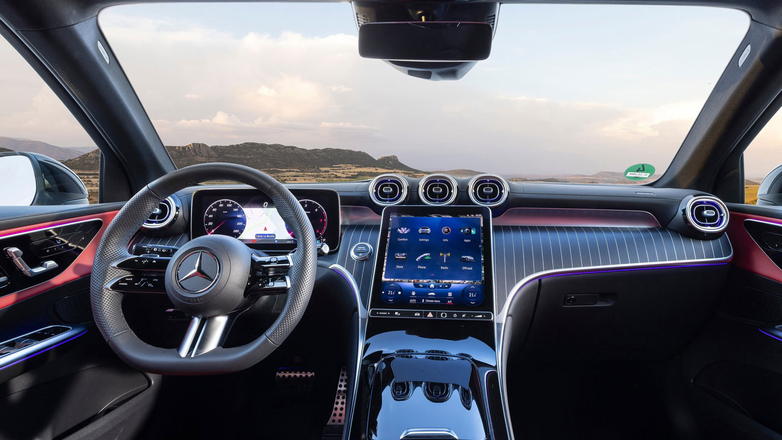 Στην πολυτελή καμπίνα της Mercedes GLC όλος ο χειρισμός γίνεται με την αφή από την οθόνη και το τιμόνι ή φωνητικές εντολές στις οποίες «ακούει» το σύσ