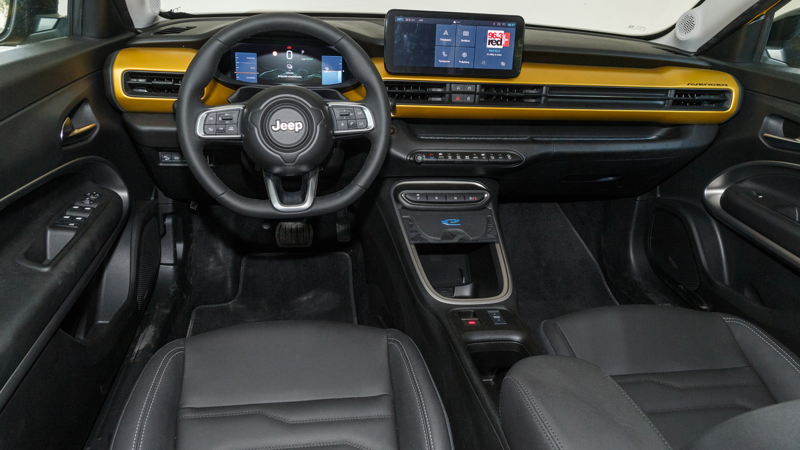Μοντέρνο, γεροδεμένο και πρακτικό (34 λτ. αποθηκευτικών χώρων) το εσωτερικό του ηλεκτρικού Jeep Avenger έχει στάνταρ οθόνη αφής 10,25 ιντσών και ψηφια