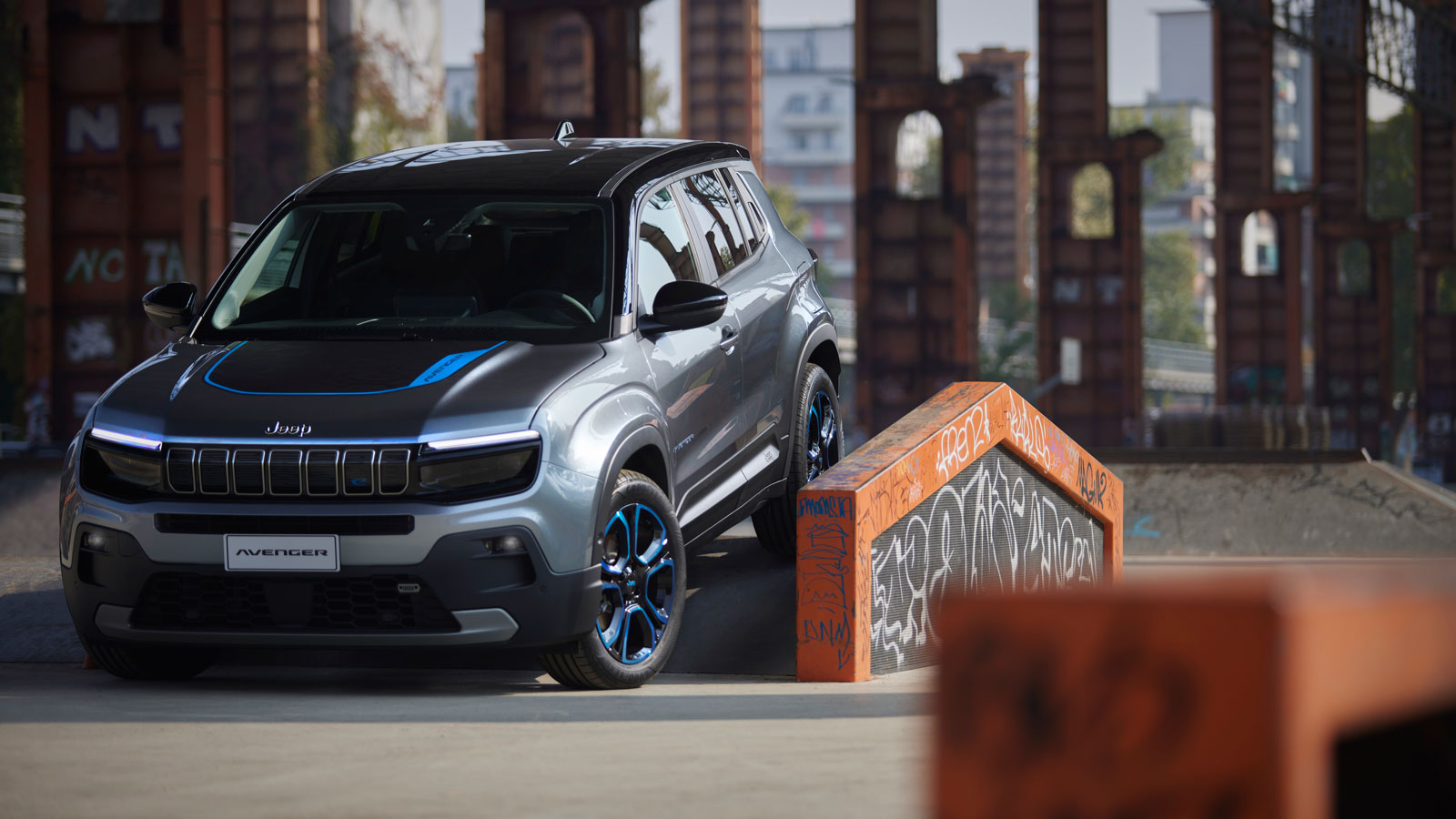 Το ηλεκτρικό Avenger έχει σημαντική απόσταση από το έδαφος (20 εκ..), μεγάλες γωνίες αναρρίχησης και είναι το πρώτο προσθιοκίνητο Jeep με στάνταρ με τ