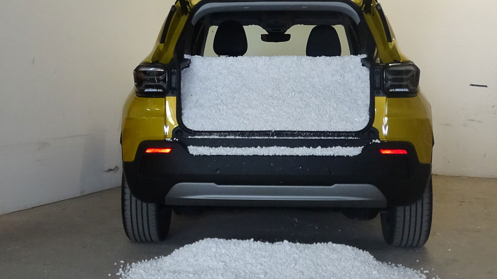 Ο χώρος αποσκευών του ηλεκτρικού Jeep Avenger είναι ορθογώνιος και ταυτόχρονα πλήρως εκμεταλλεύσιμος, αφού οι θόλοι των πίσω τροχών δεν «εισβάλλουν» σ