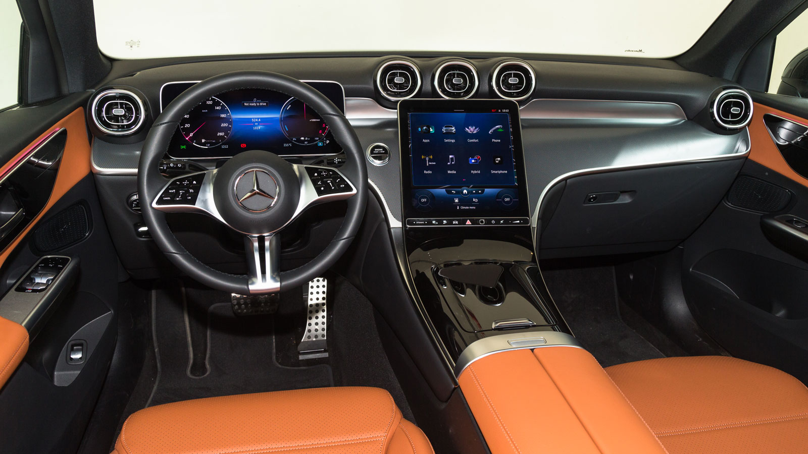Στην καμπίνα της Mercedes GLC είναι έκδηλη η αίσθηση πολυτέλειας, ενώ ικανοποιεί απόλυτα ο high-tech διάκοσμος, με χαρακτηριστικό στοιχείο την κάθετη,