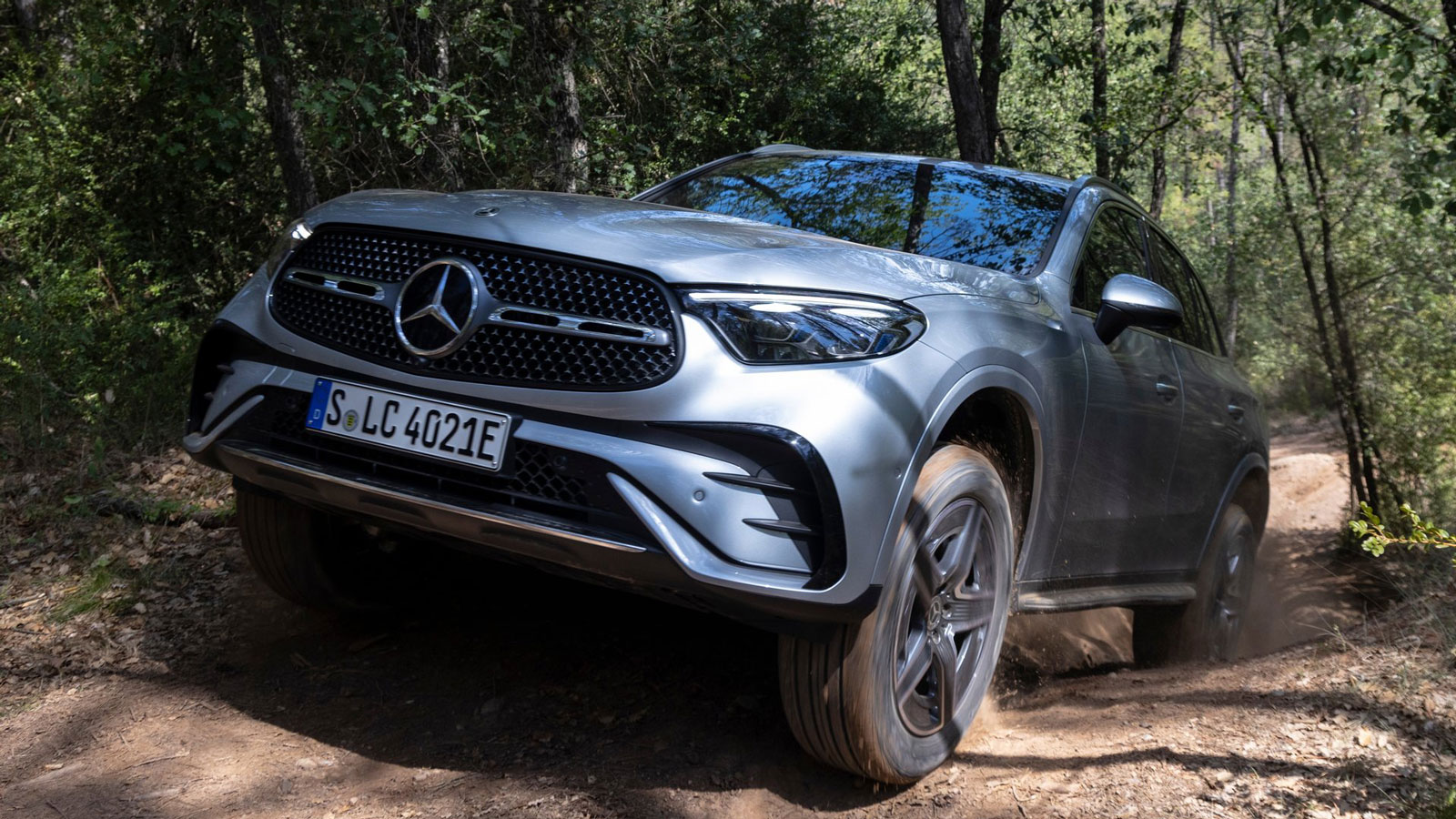 Το σύστημα 4MATIC μαζί με τις έξτρα «off-road» τεχνολογίες της GLC εξασφαλίζουν πειστικότητα τόσο για εκτός δρόμου χρήση όσο και για απλή ασφάλτινη με