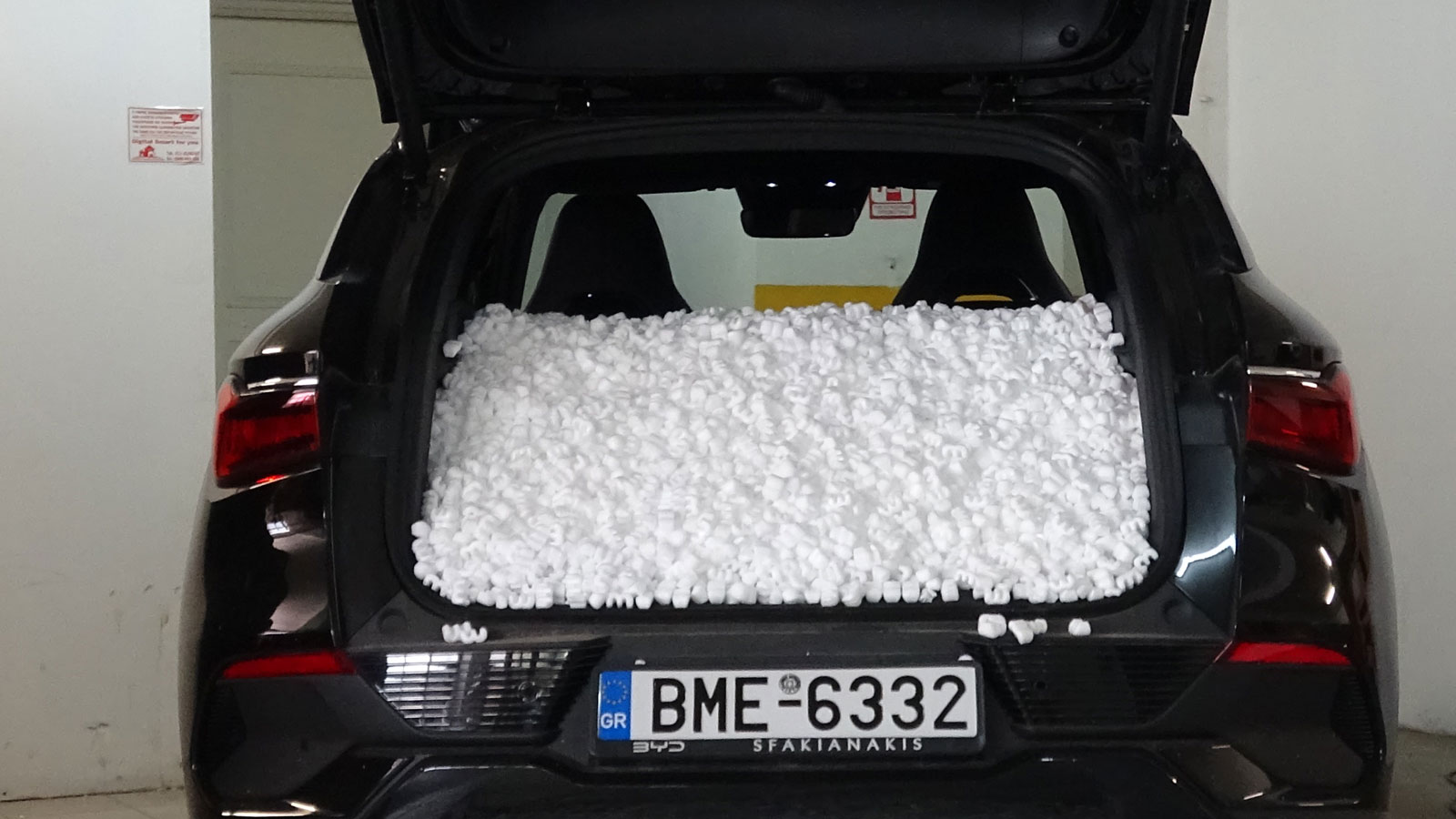 Στο πορτ-μπαγκάζ του BYD Atto 3 χώρεσαν 52,2 εκ. από το ειδικό υλικό που χρησιμοποιούμε, ήτοι σημαίνει πραγματική χωρητικότητα πορτ-μπαγκάζ στα 417,6 