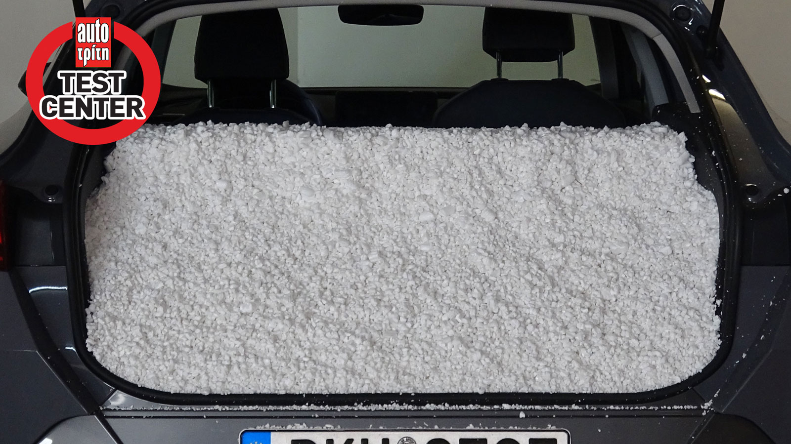 Στο πορτ-μπαγκάζ του CUPRA Formentor χώρεσαν 55,8 εκ. από το ειδικό υλικό που χρησιμοποιούμε, ήτοι σημαίνει πραγματική χωρητικότητα πορτ-μπαγκάζ στα 4