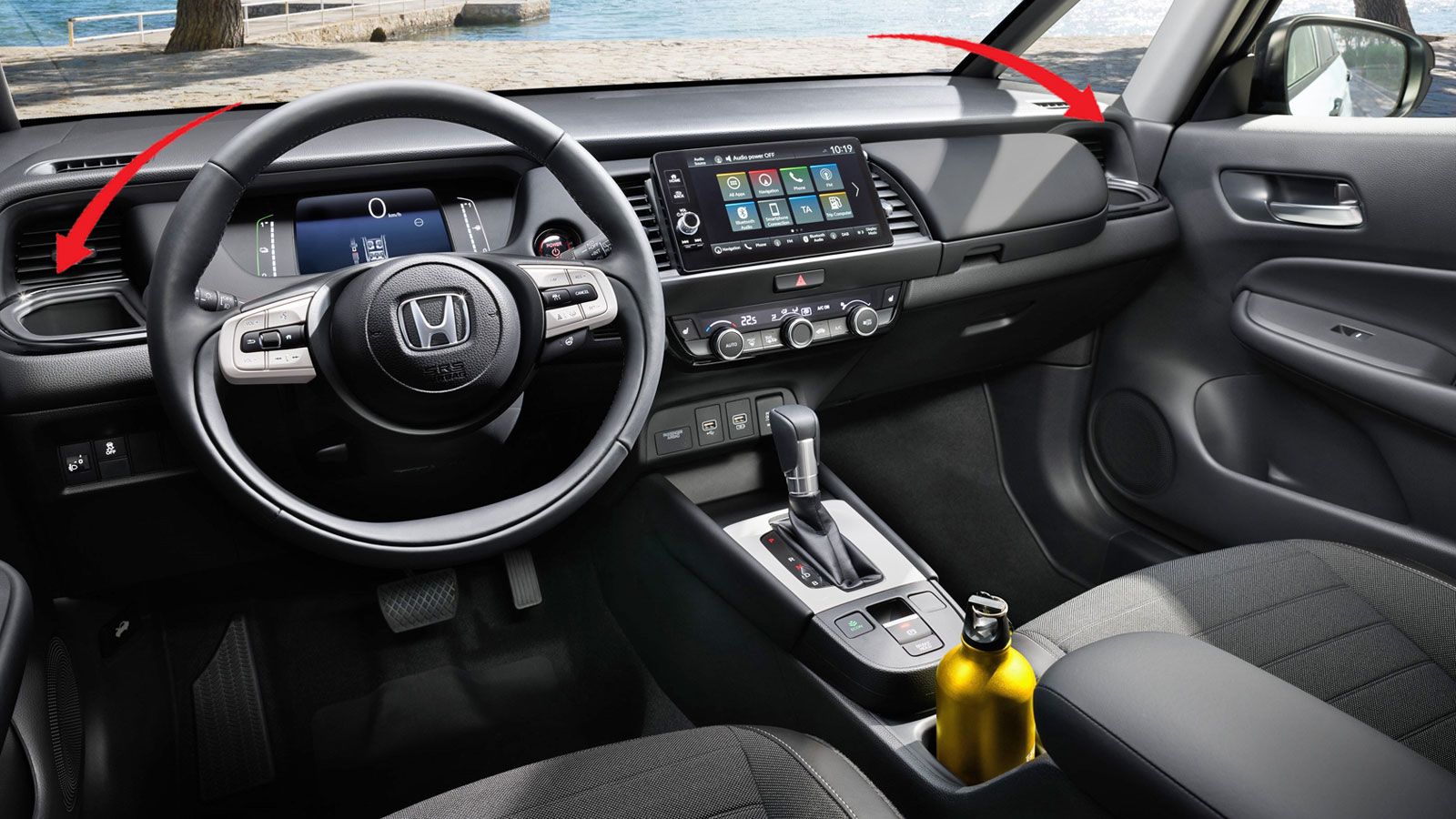 Το Honda Jazz Crosstar e:HEV έχει το ιδιαίτερο στοιχείο με τις ποτηροθήκες στην άκρη του ταμπλό, σε θέση πολύ εργονομική ειδικά για τον οδηγό.