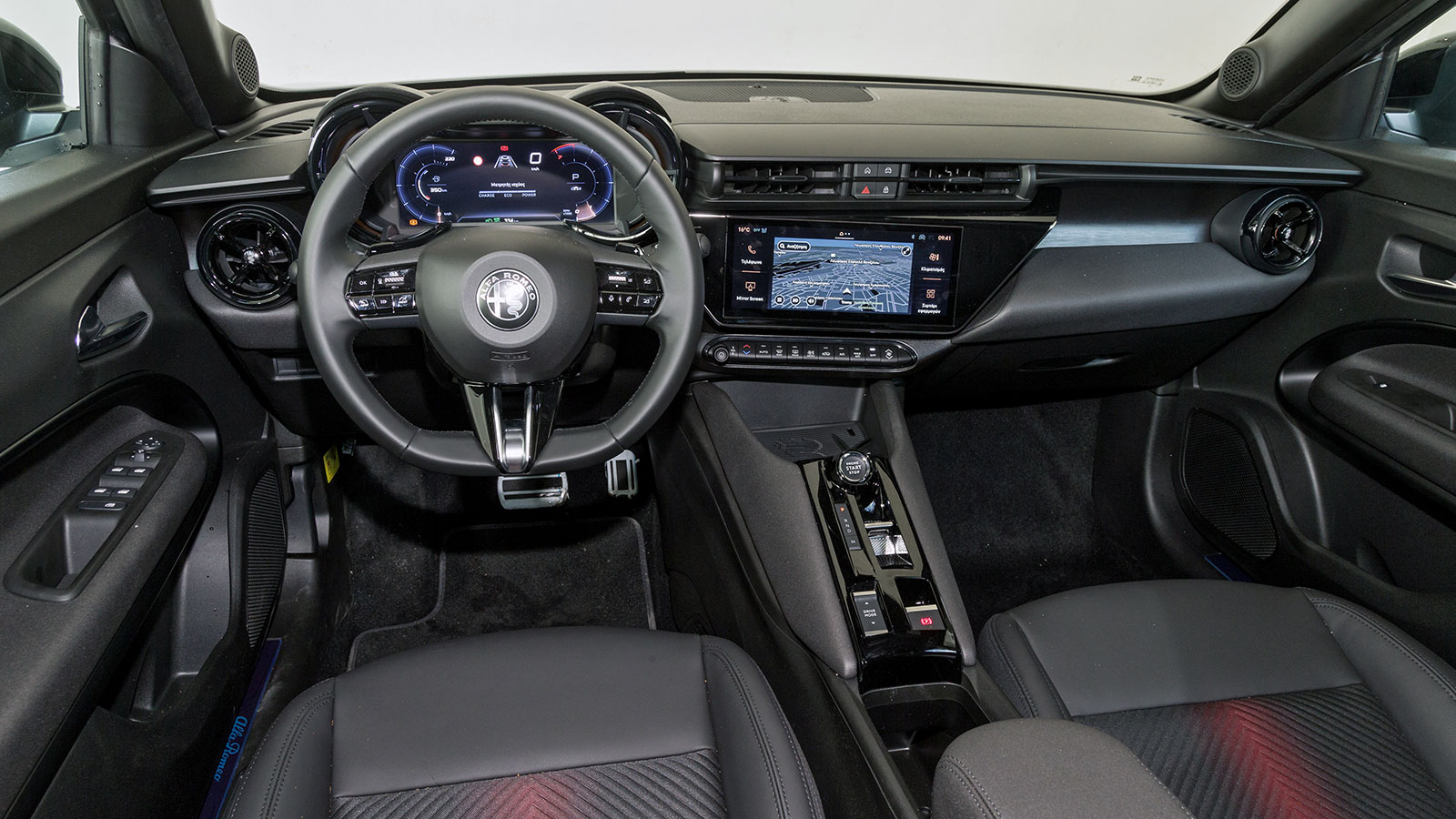 Η οθόνη του infotainment στην Alfa Romeo Junior (10,25 ίντσες) είναι αισθητά στραμμένη προς τον οδηγό, έχει καλά γραφικά και γρήγορη απόκριση στην αφή