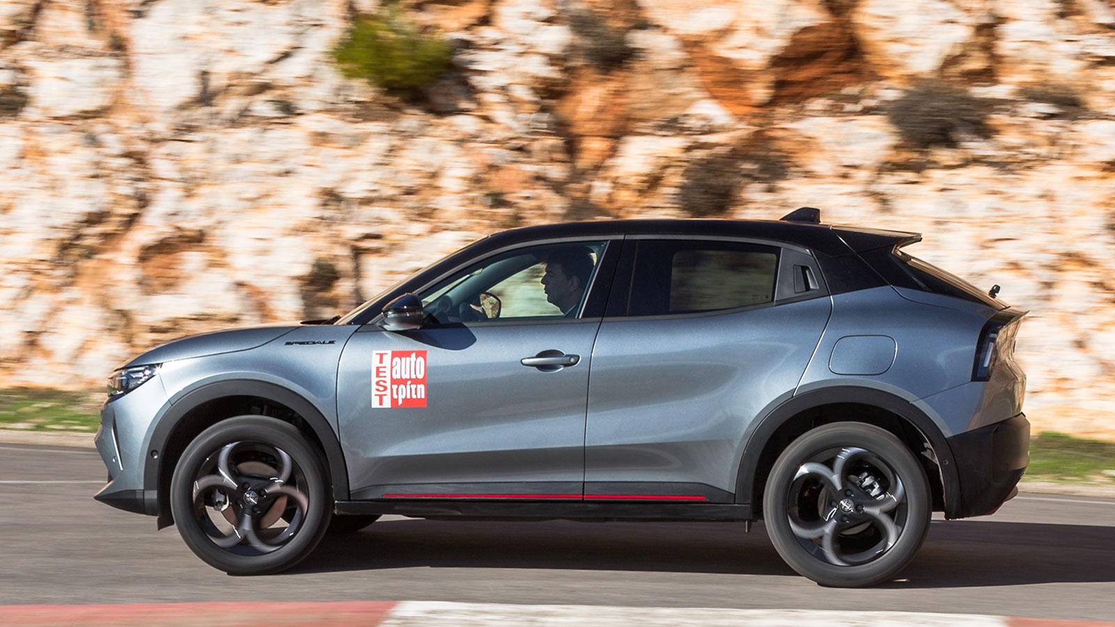 Η ενέργεια για το σύστημα της hybrid λειτουργίας στην Alfa Romeo Junior αποθηκεύεται σε μια μπαταρία 0,89 kWh (συνολική χωρητικότητα), η οποία φορτίζε