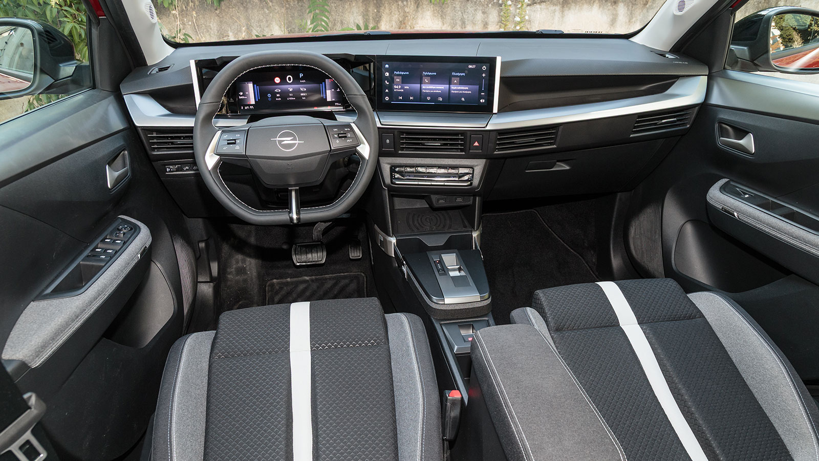 Ευχάριστο αν και λιτό αισθητικά είναι και το εσωτερικό του νέου Frontera που παραπέμπει στην αισθητική των υπόλοιπων μοντέλων της Opel, ακολουθώντας τ