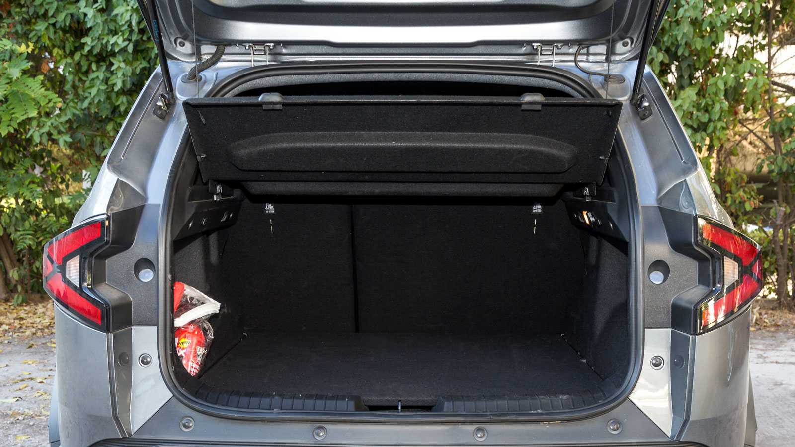 Καλός για τα δεδομένα του ανταγωνισμού είναι ο χώρος αποσκευών του υβριδικού Duster (496 λτ.).