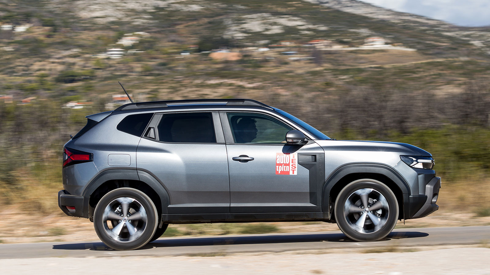 Το Duster Hybrid συνδυάζει έναν τετρακύλινδρο κινητήρα βενζίνης 1.598 κ.εκ. απόδοσης 94 ίππων µε 2 ηλεκτρικά μοτέρ (το κύριο 49 ίππων και ένα μικ