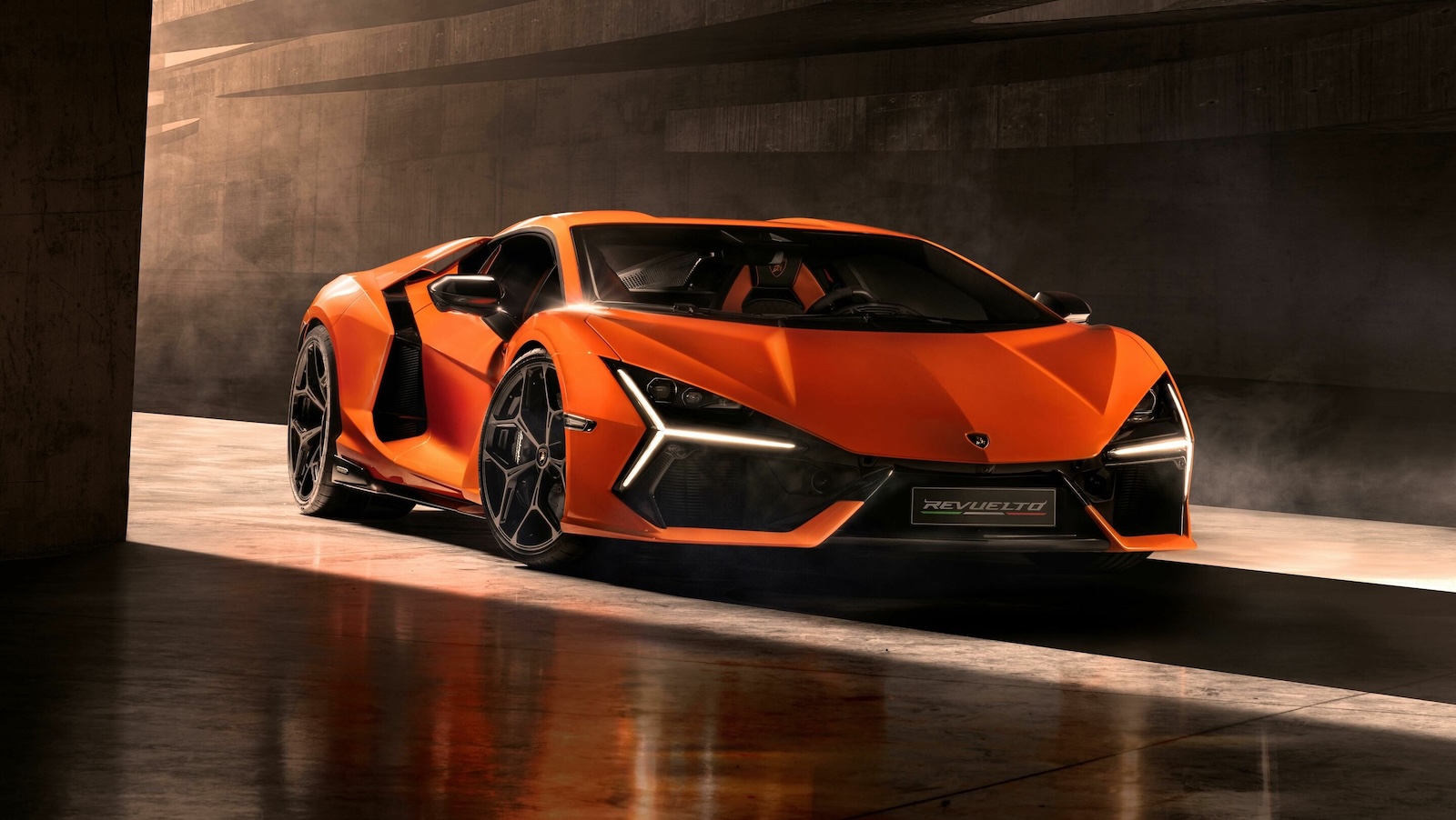 Lamborghini V12: Το Revuelto κρατά ζωντανή την «υπογραφή» της μάρκας μετά το 2030