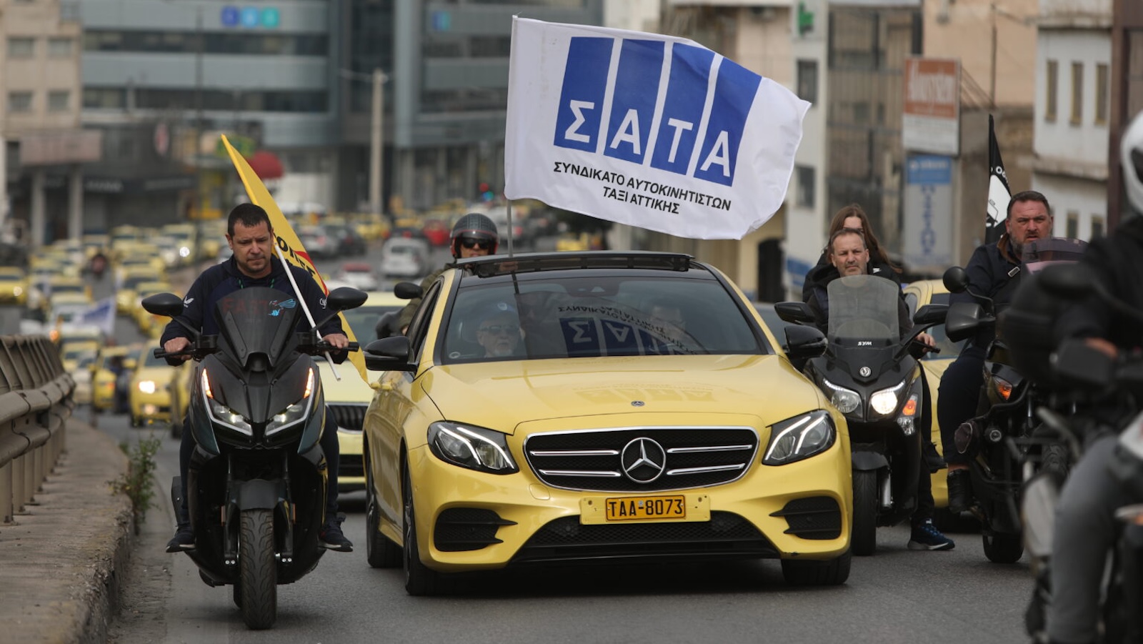 Το Συνδικάτο κάνει λόγο για «ομερτά» κυβέρνησης και Ομοσπονδίας, που –όπως υποστηρίζει– αγνοούν τα δίκαια αιτήματα των επαγγελματιών και α