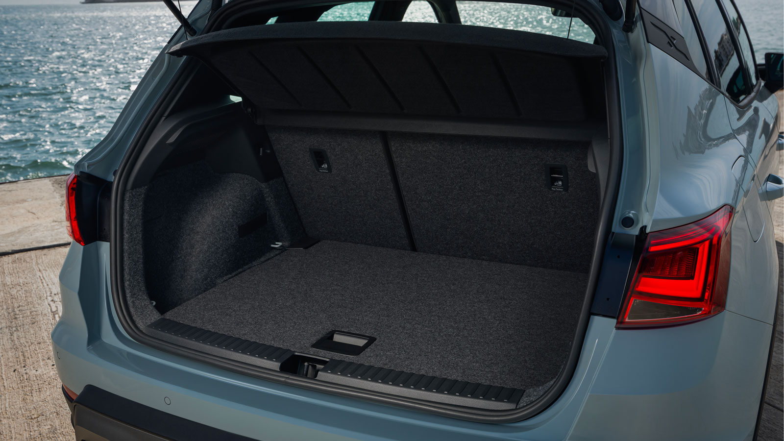 Το πορτ-μπαγκάζ του SEAT Arona διατηρεί την καλή χωρητικότητά του για τα δεδομένα της κατηγορίας των B-SUV (400 λτ.), με το διπλό δάπεδο και τα τέσσερ