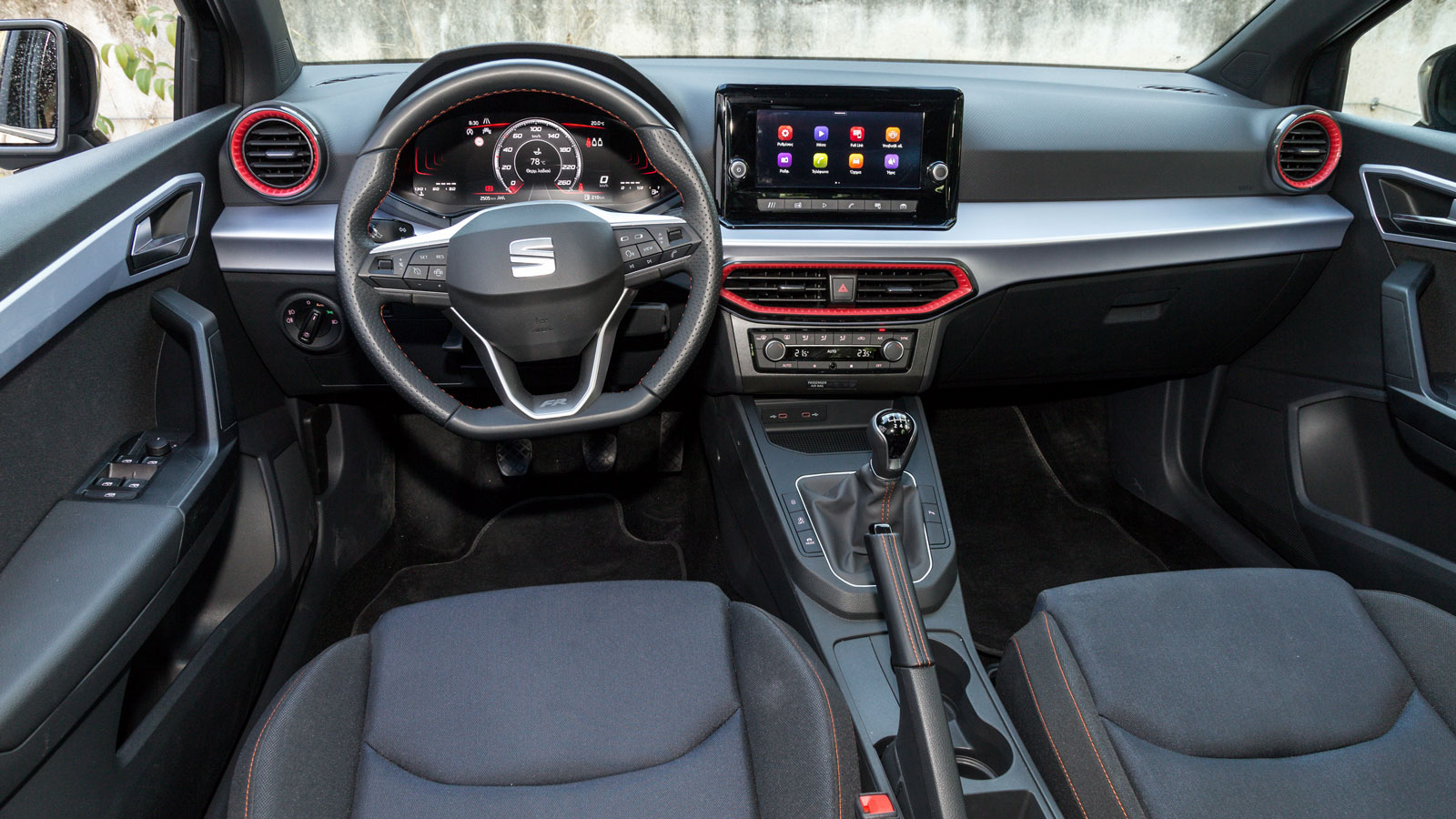 Οι εκδόσεις FR φέρουν δερμάτινο τιμόνι και δερμάτινο λεβιέ με Nappa, καθώς και τις χαρακτηριστικές κόκκινες πινελιές. Η έκδοση FR Vision είναι η μοναδ