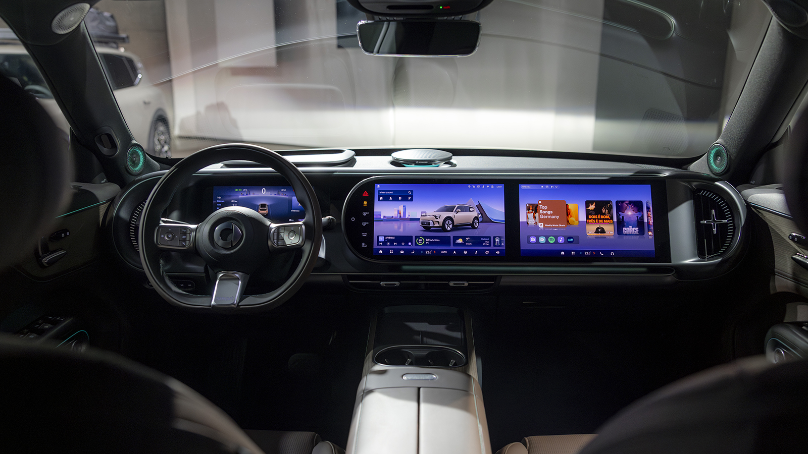 Εντυπωσιακό είναι το εσωτερικό και premium σε ποιότητα. 90% των υλικών είναι μαλακά σε αφή.