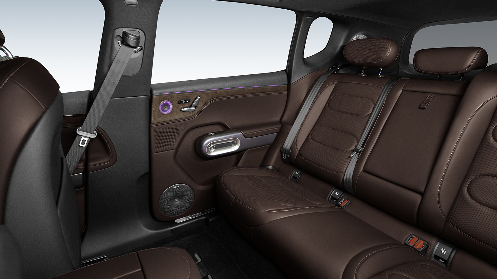 Πίσω κάθεσαι άνετα. Θερμαινόμενα και με ηλεκτρικές ρυθμίσεις τα καθίσματα.