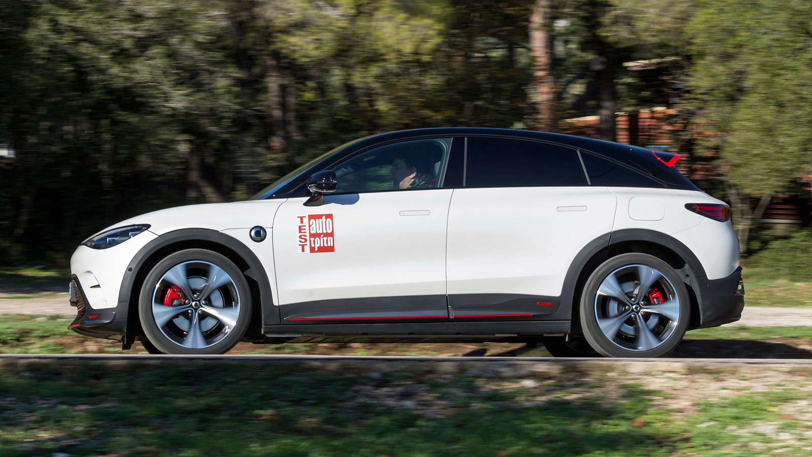 Εξαιρετική ακουστική εμπειρία προσφέρει το ηχοσύστημα Beats με τα 13 ηχεία (εκδόσεις Premium και BRABUS).