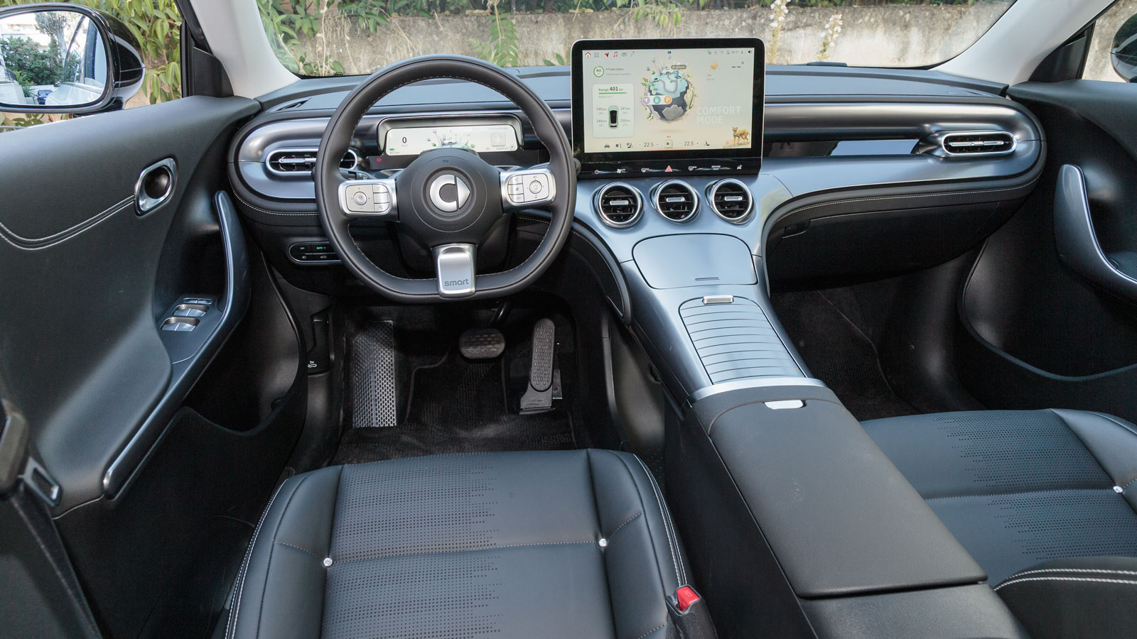 Στο προσεγμένο ποιοτικά και όμορφο σχεδιαστικά εσωτερικό του smart #1 η φαρδιά κεντρική κονσόλα είναι στάνταρ ψυχόμενη και κρατά δροσερά αναψυκτικά κα