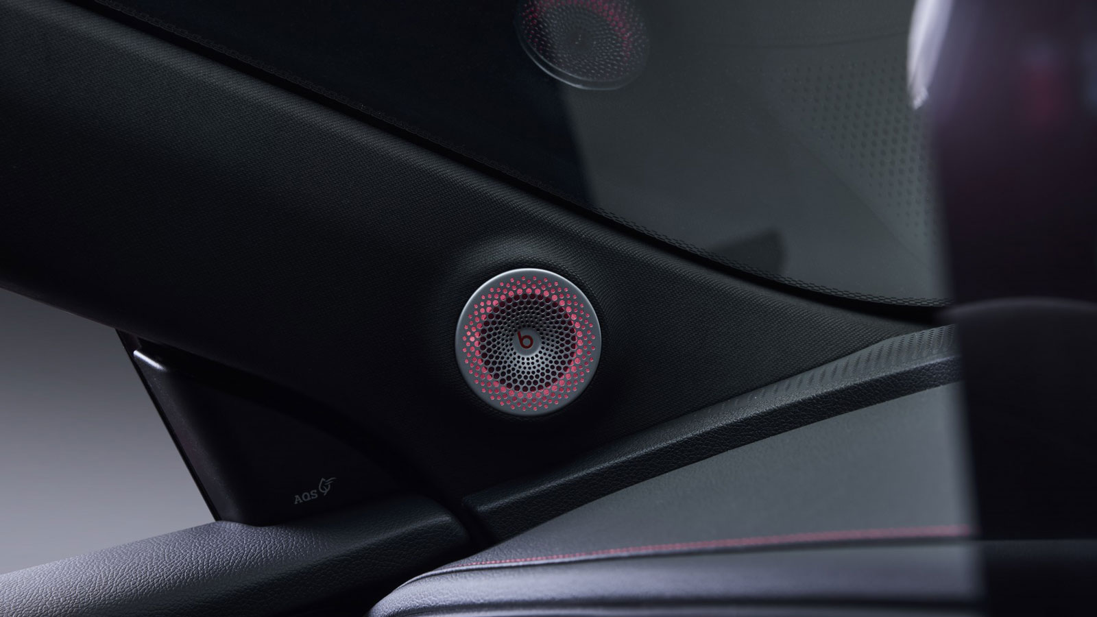 Εξαιρετική ακουστική εμπειρία προσφέρει το ηχοσύστημα Beats με τα 13 ηχεία (εκδόσεις Premium και BRABUS).