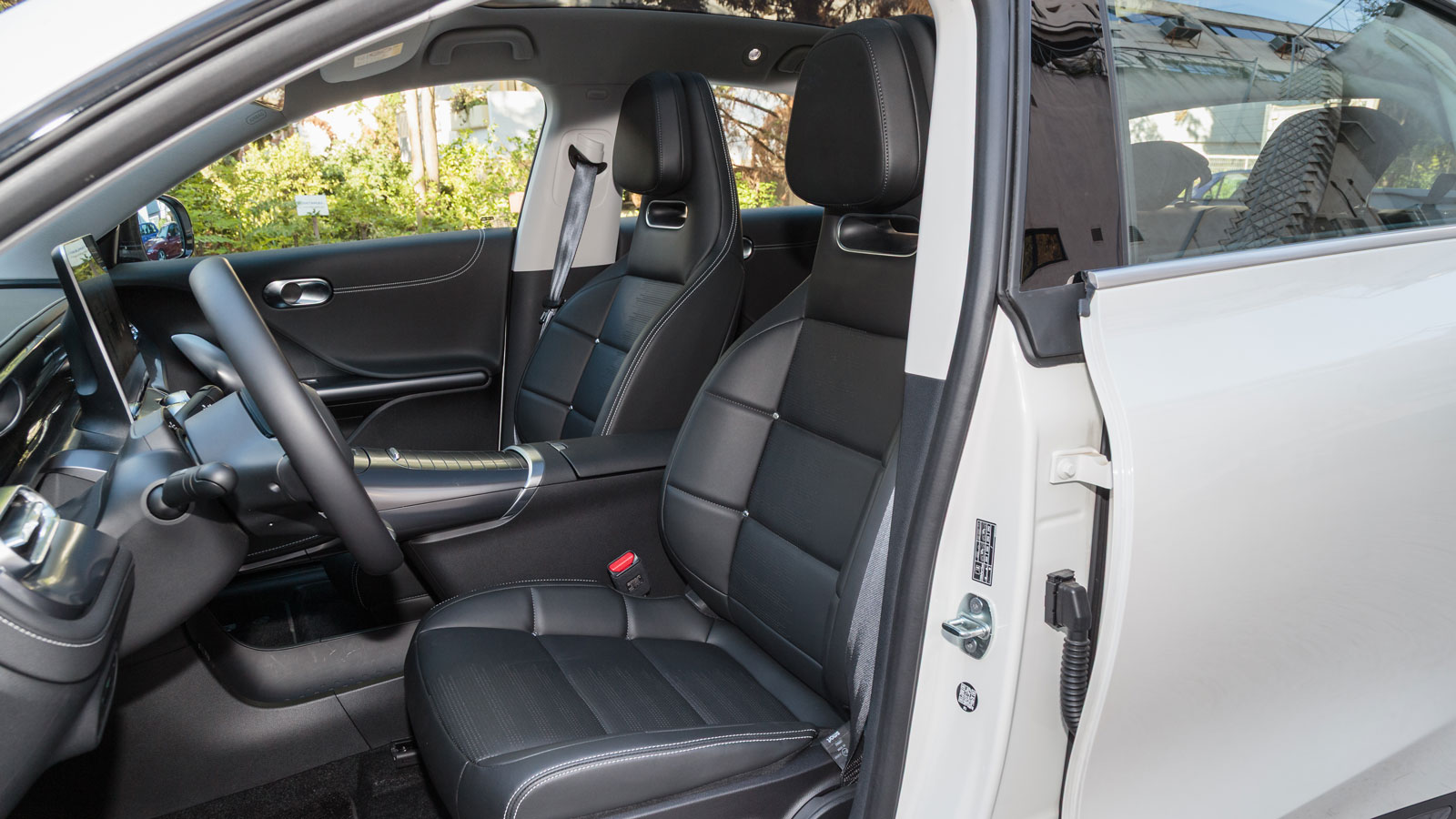 Από τη βασική έκδοση Pro το smart #3 φέρει ηλεκτρικά ρυθμιζόμενα και θερμαινόμενα εμπρός καθίσματα.