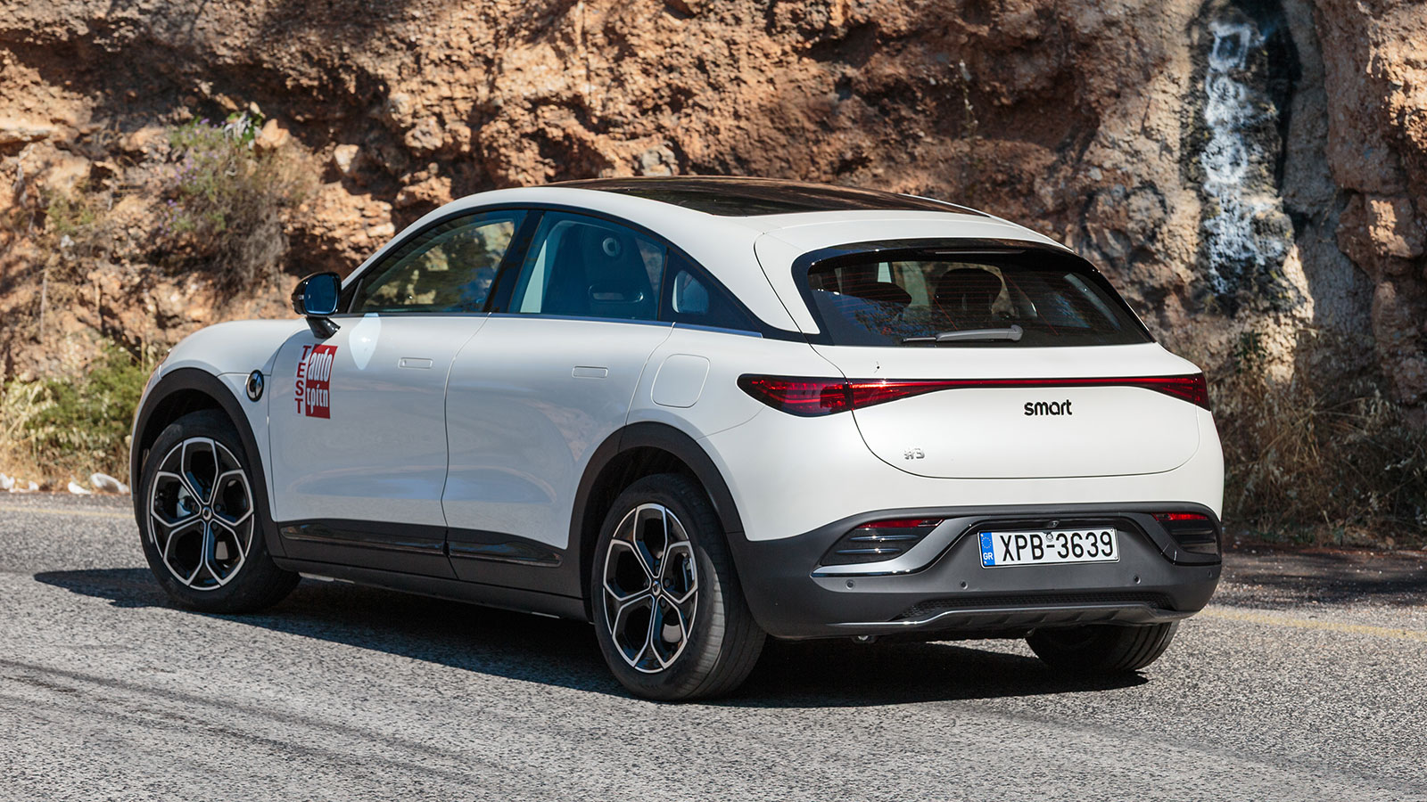 Η σφιχτή ανάρτηση (γόνατα ΜακΦέρσον εμπρός, πολλαπλών συνδέσμων πίσω) αποδεικνύεται υπερ-αποτελεσματική στις ανωμαλίες του δρόμου, με το χαμηλό επίπεδ