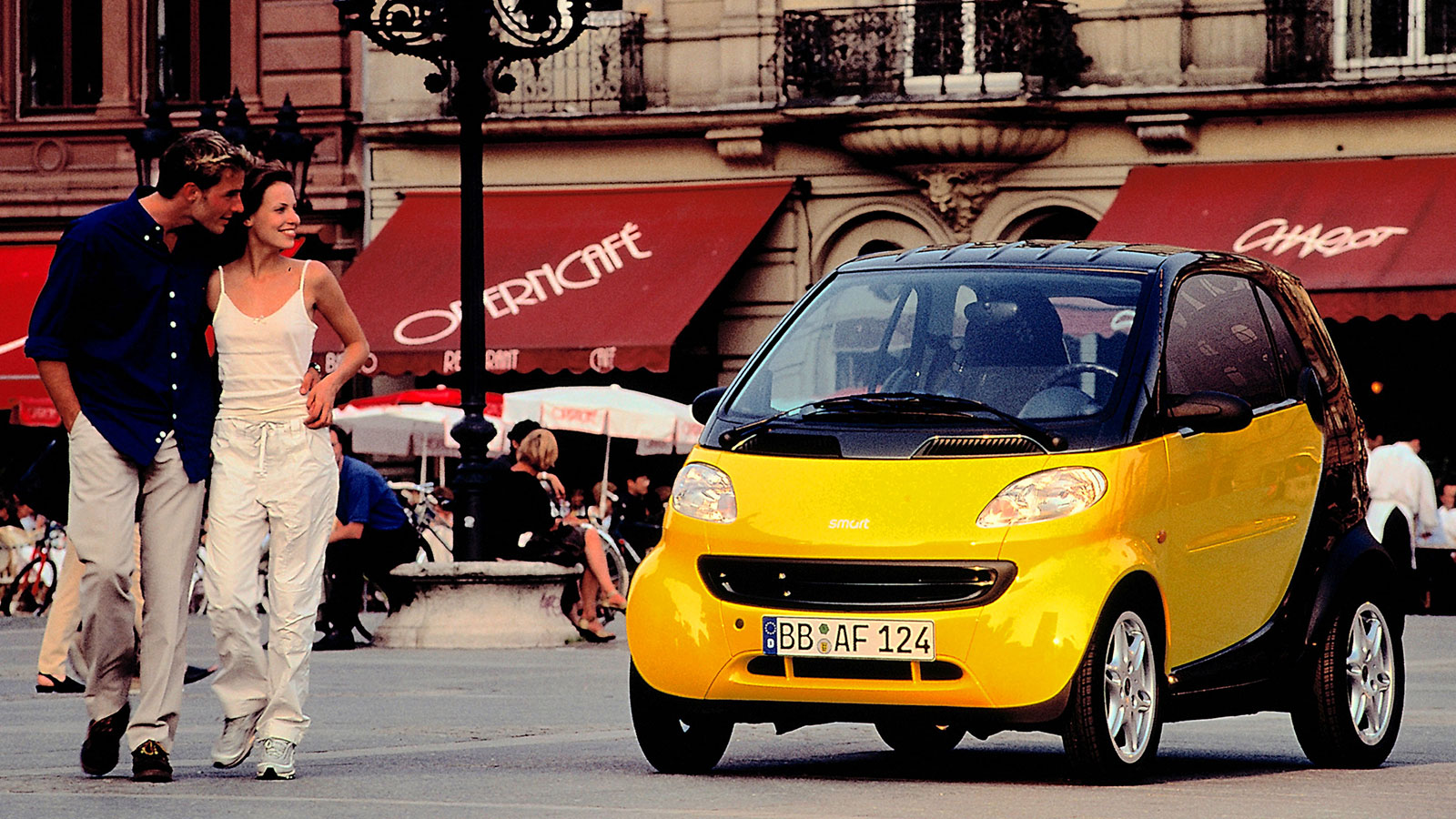Το fortwo με τη χαρακτηριστική εμφάνιση και τις compact διαστάσεις του κέρδισε γρήγορα την προσοχή και αποτέλεσε ένα διαχρονικό αυτοκινητικό trend μέχ