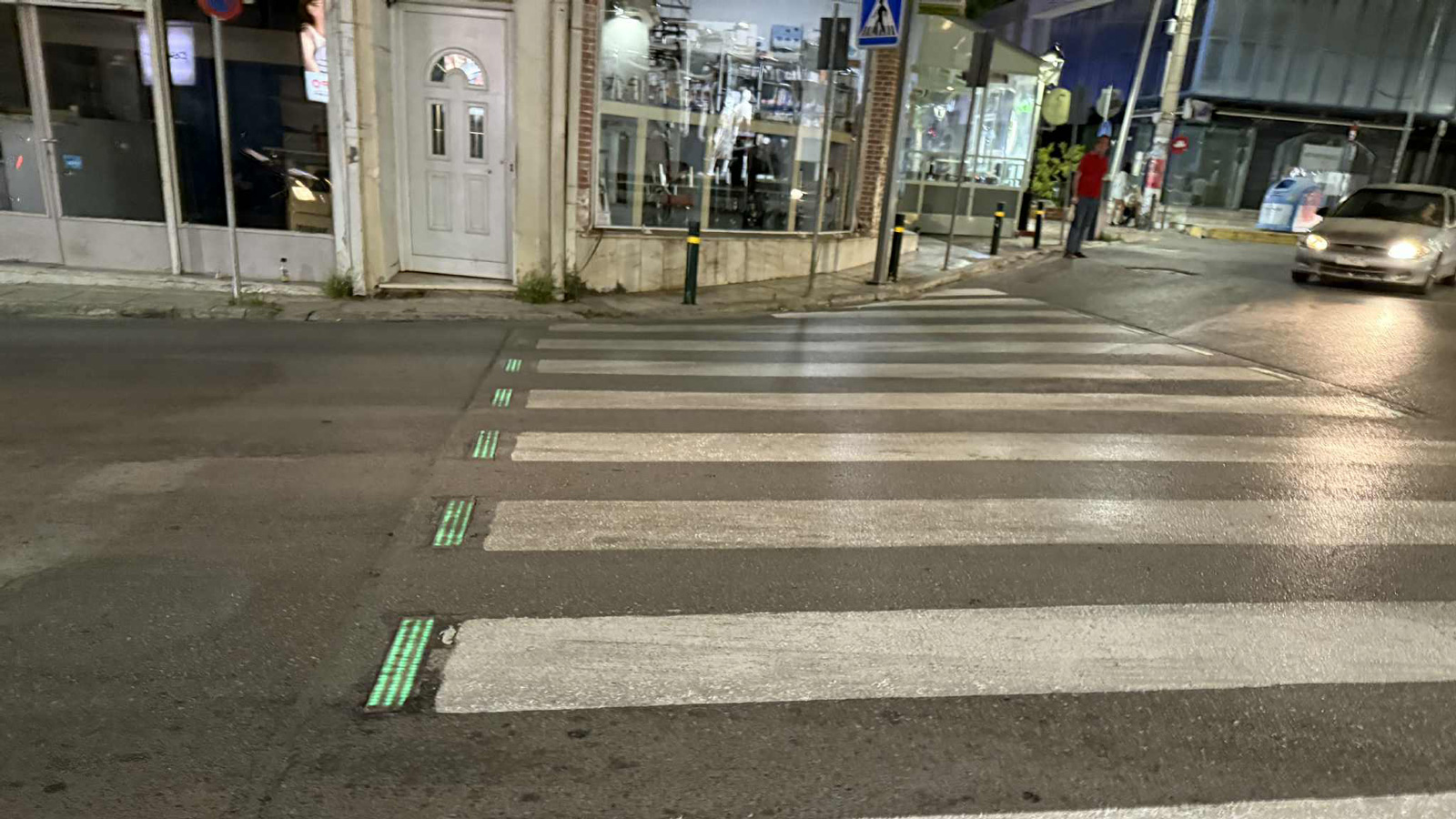 Το πράσινο φως δείχνει στους οδηγούς ότι μπορούν να περάσουν τη διάβαση. Όταν αυτή ενεργοποιείται, τότε τα φώτα γίνονται λευκά και μαζί τους φωτίζοντα