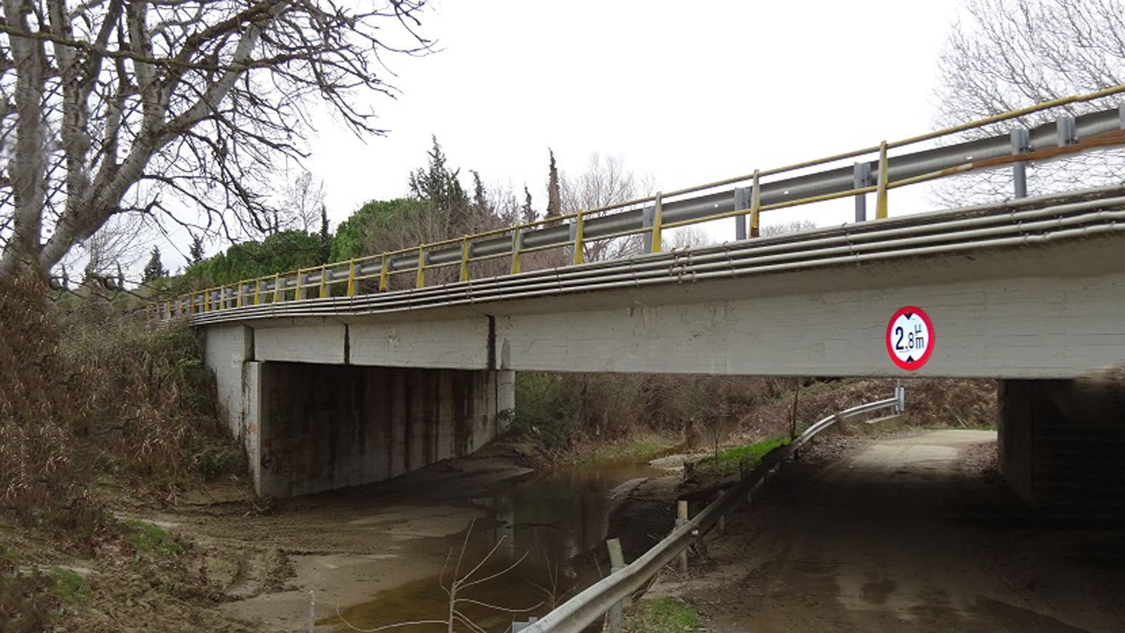 Γέφυρα πάνω από ποτάμι