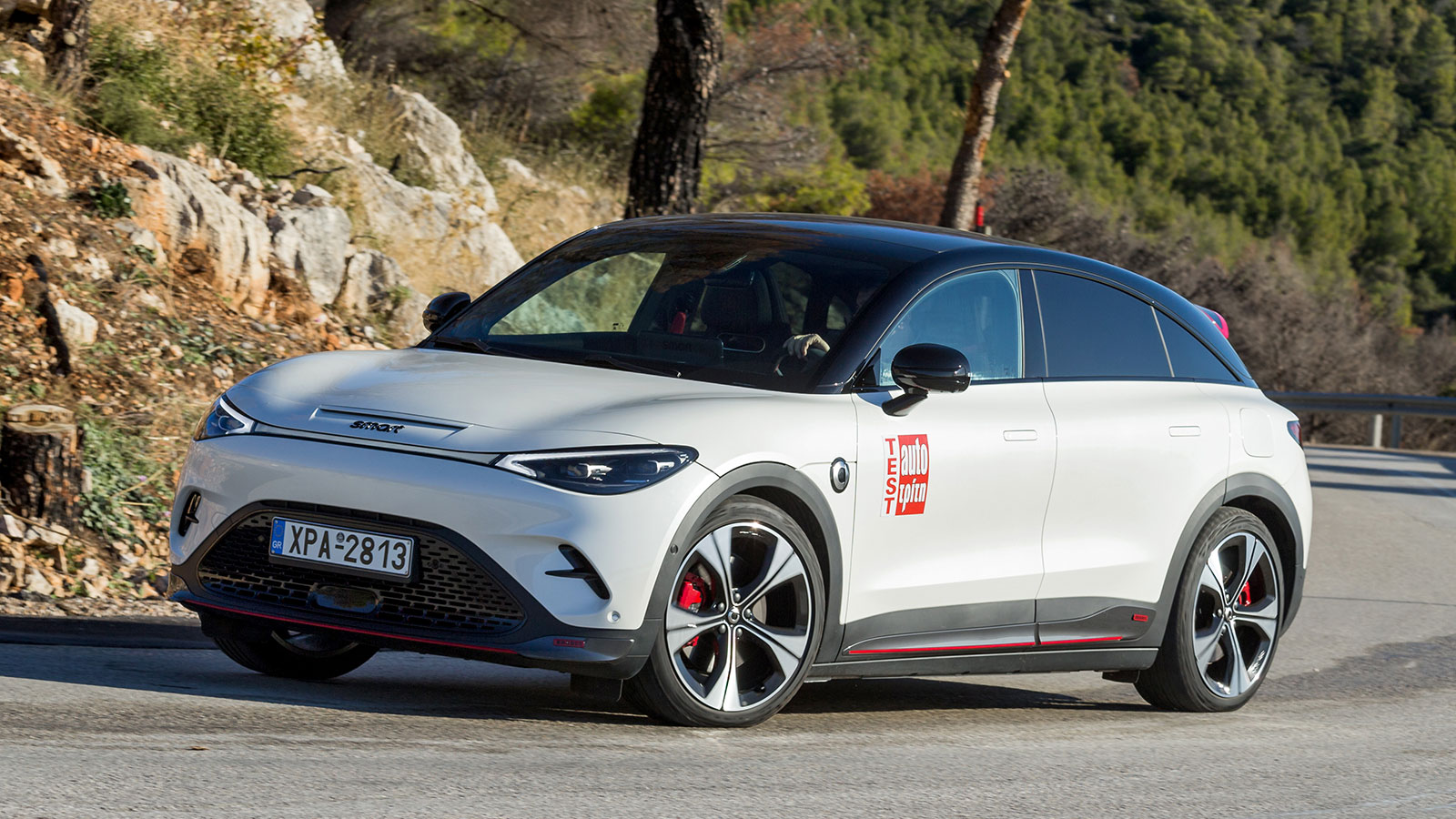 Στο δρόμο το smart #3 είναι απολαυστικό από την πισωκίνητη έκδοσή του μέχρι και την κορυφαία σε χαρακτήρα και επιδόσεις έκδοση Brabus των 428 ίππων. 