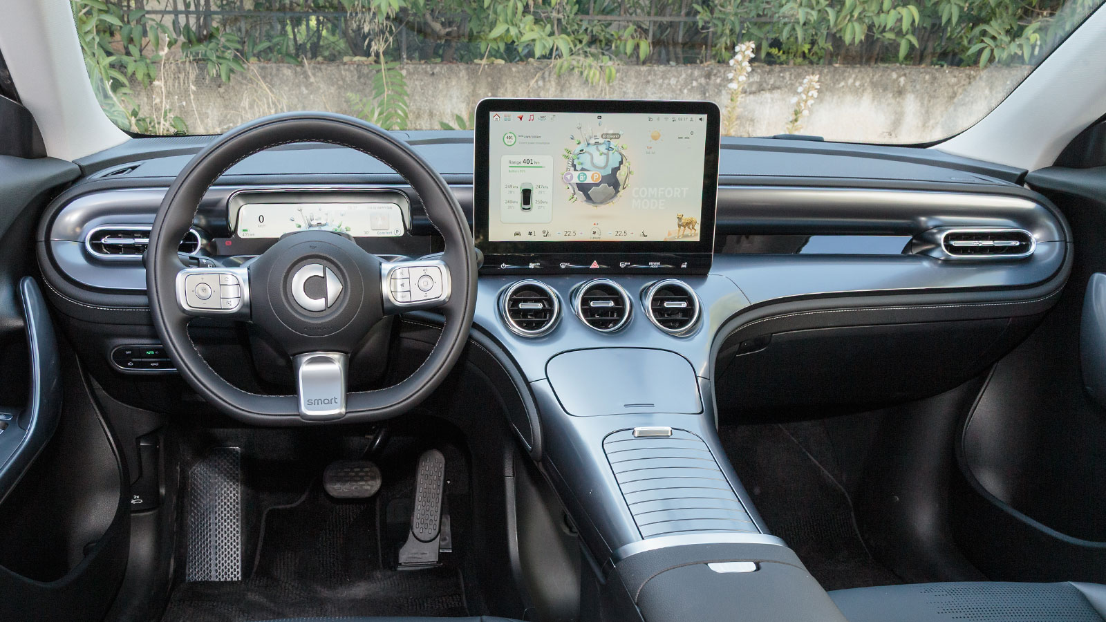 Πολύ καλό ποιοτικά, σχεδιαστικά ξεχωριστό και σύγχρονο είναι το εσωτερικό του smart #3, κερδίζοντας τις εντυπώσεις και με τον οδηγοκεντρικό του χαρακτ